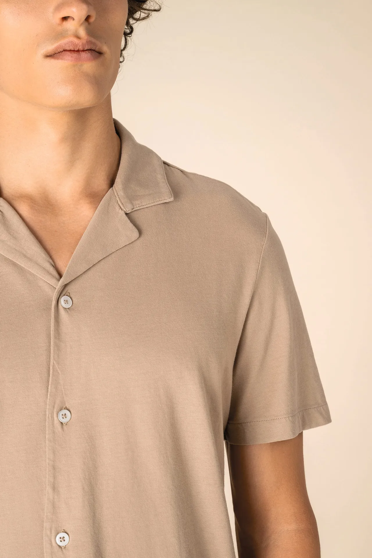 Umweltfreundliches ausgewaschenes Jersey-Herrenhemd mit kurzen Ärmeln und Bowling-Kragen