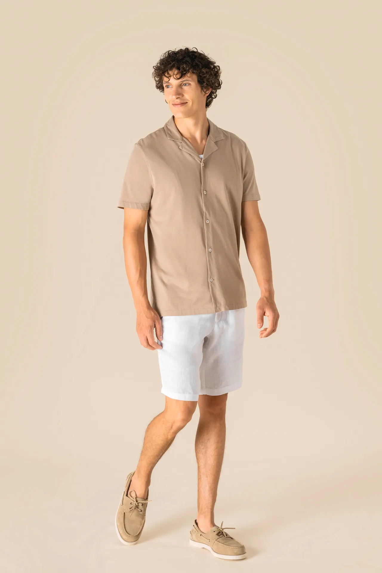Umweltfreundliches ausgewaschenes Jersey-Herrenhemd mit kurzen Ärmeln und Bowling-Kragen