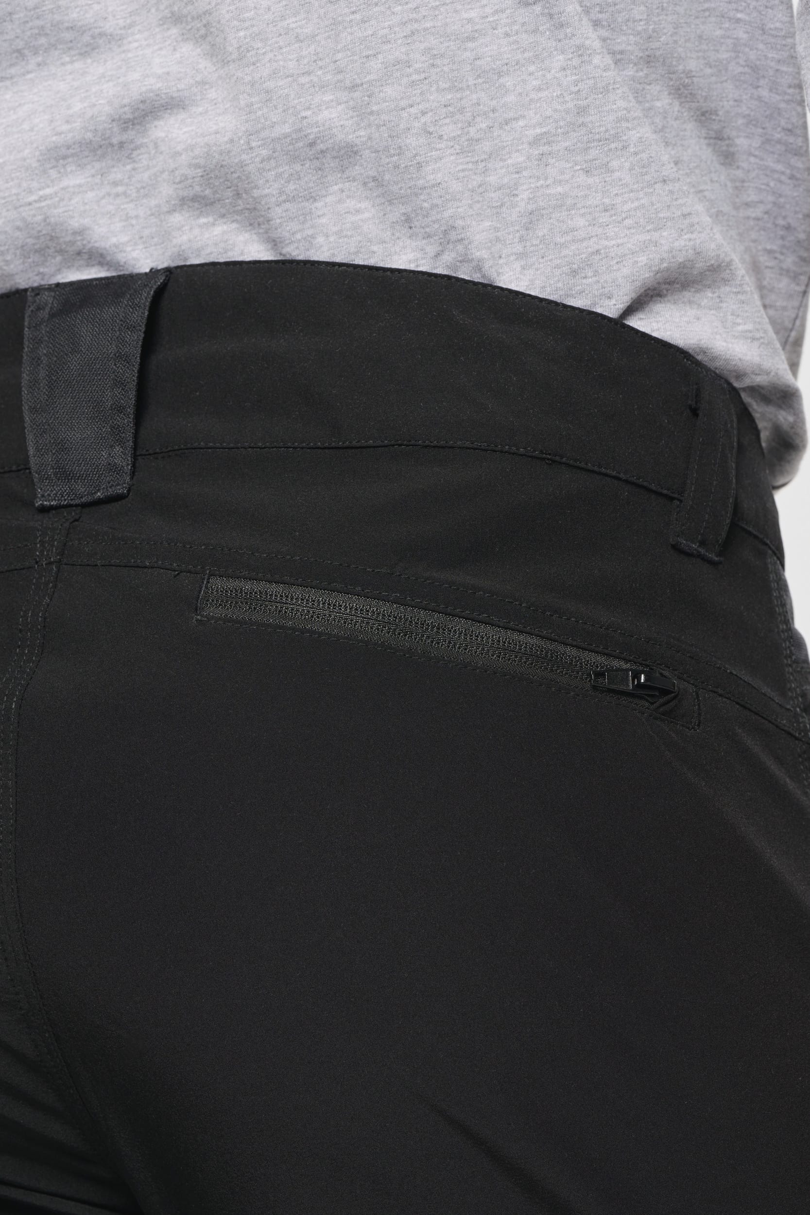 Leichte Stretchhose mit mehreren Taschen aus recyceltem Material