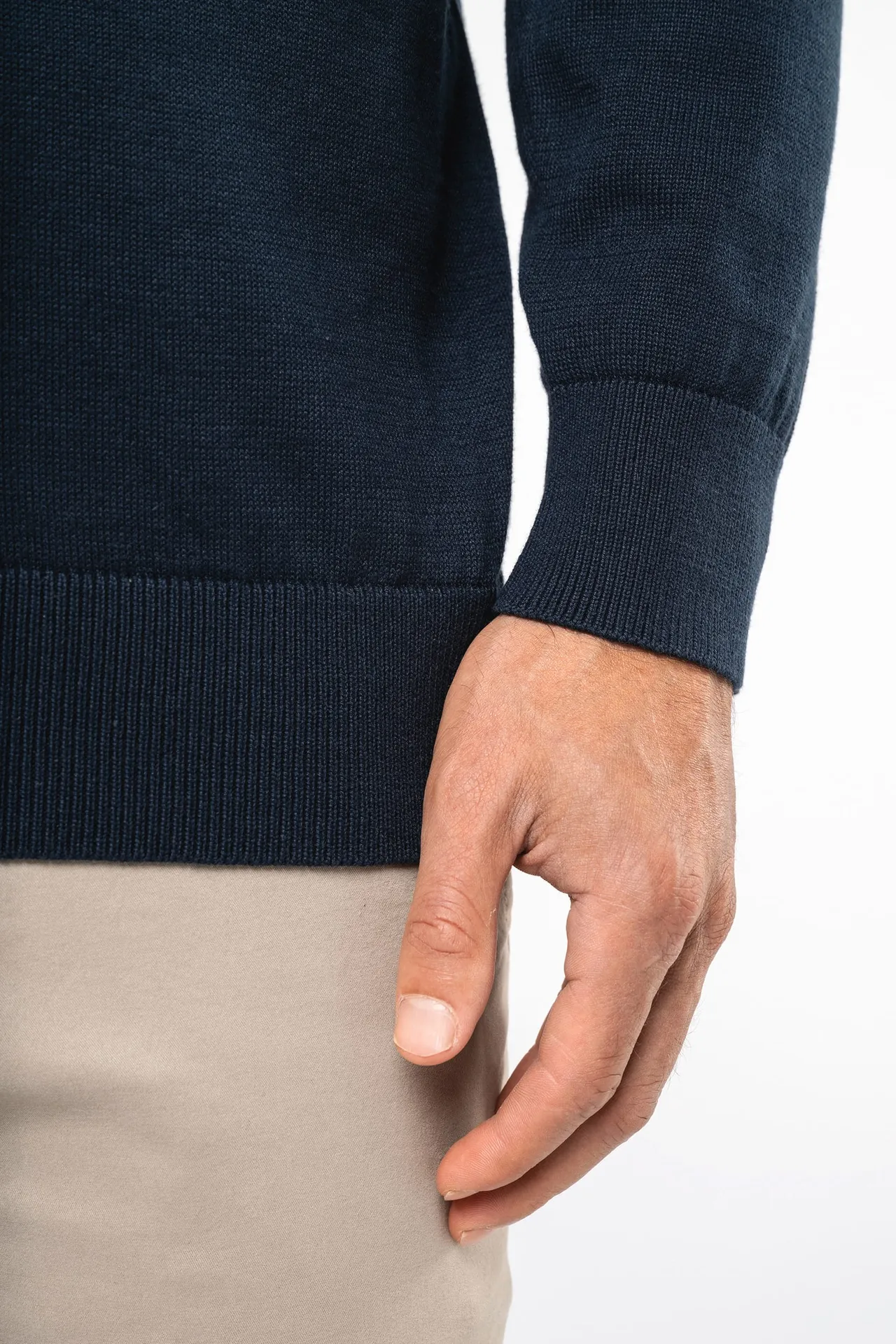 Umweltfreundlicher Herrenpullover mit V-Ausschnitt