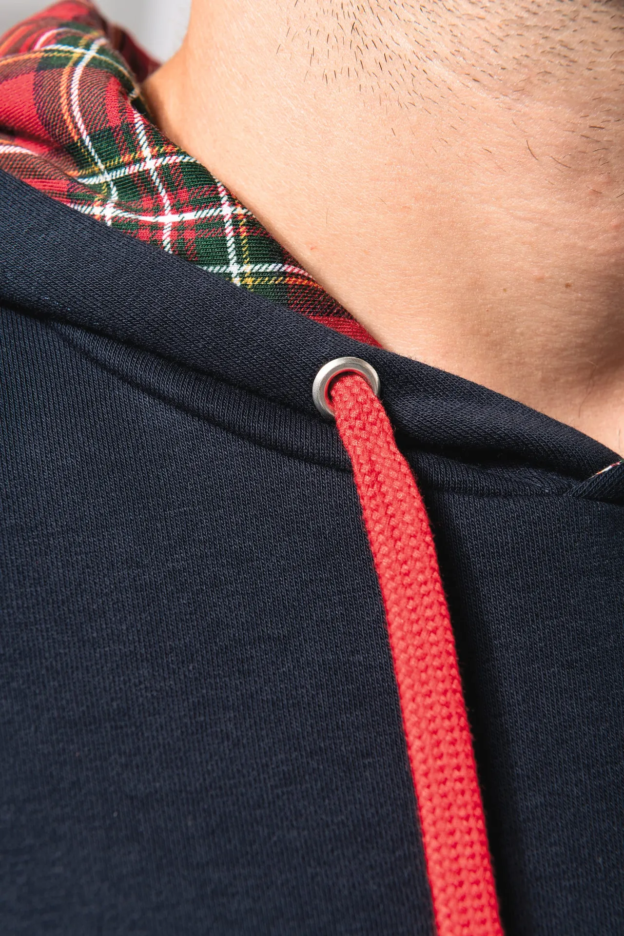 Unisex-Kapuzensweatshirt mit kontrastfarbener Kapuze und Motiven