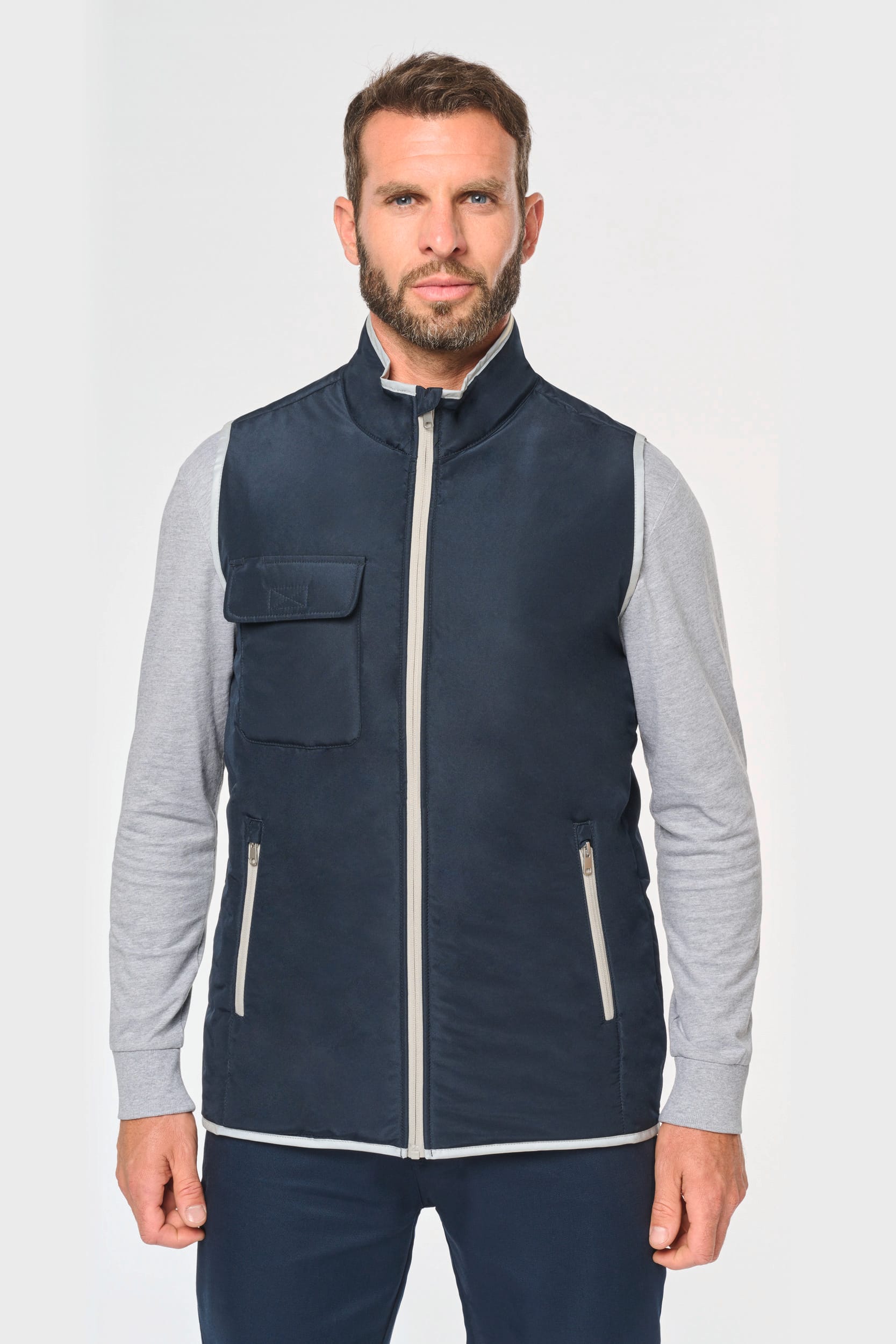 4-lagiger Bodywarmer mit Wärmeisolierung. 4-lagiger Bodywarmer mit Wärmeisolierung.