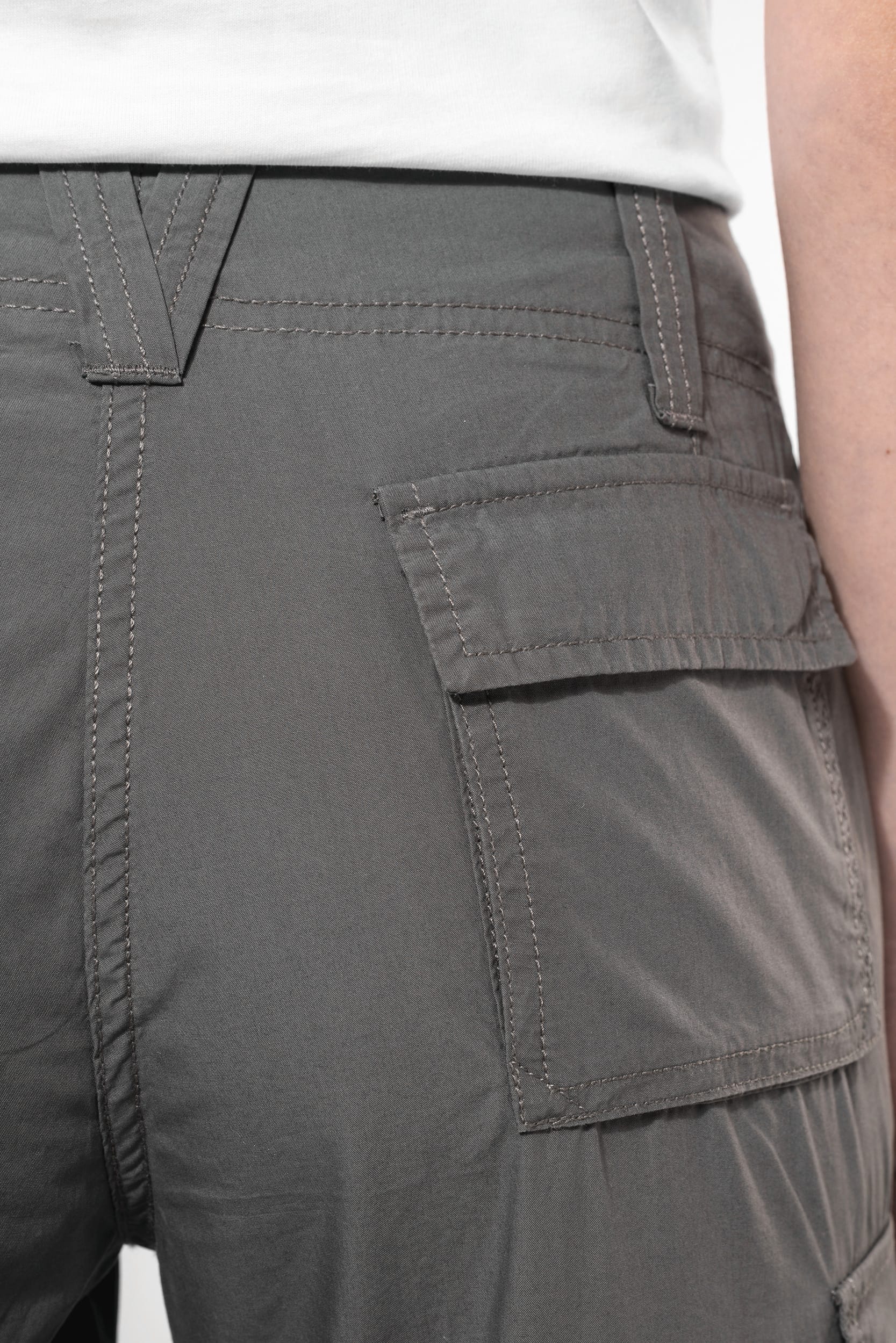 Leichte Damenhose mit mehreren Taschen