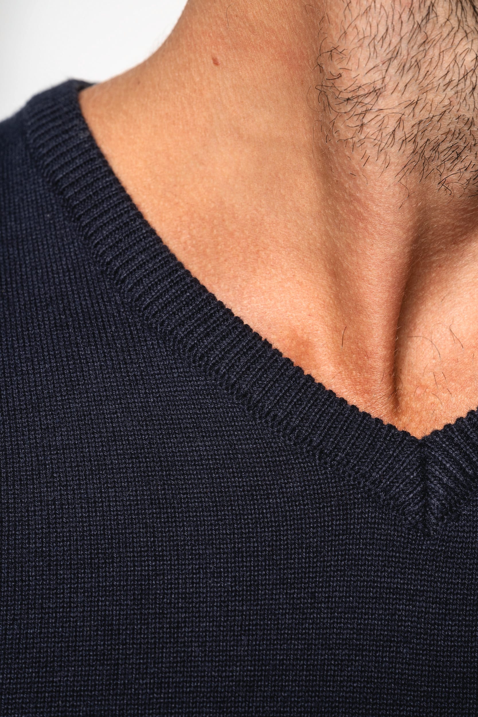 Herrenpullover mit V-Ausschnitt