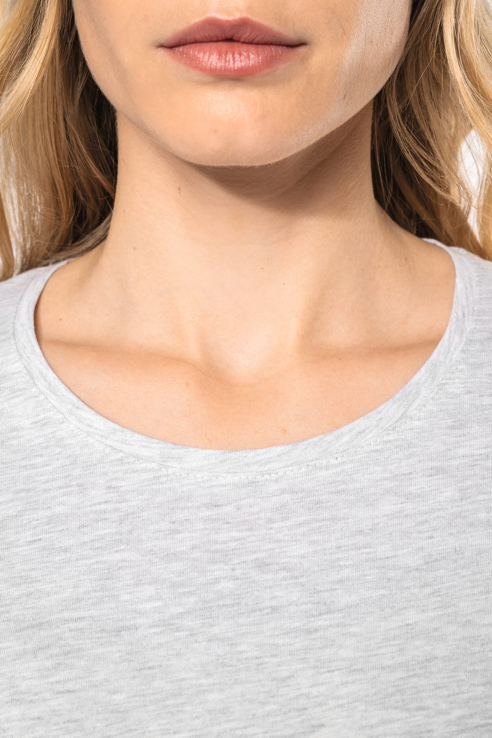 Ladies' long-sleeved crew neck T-shirt