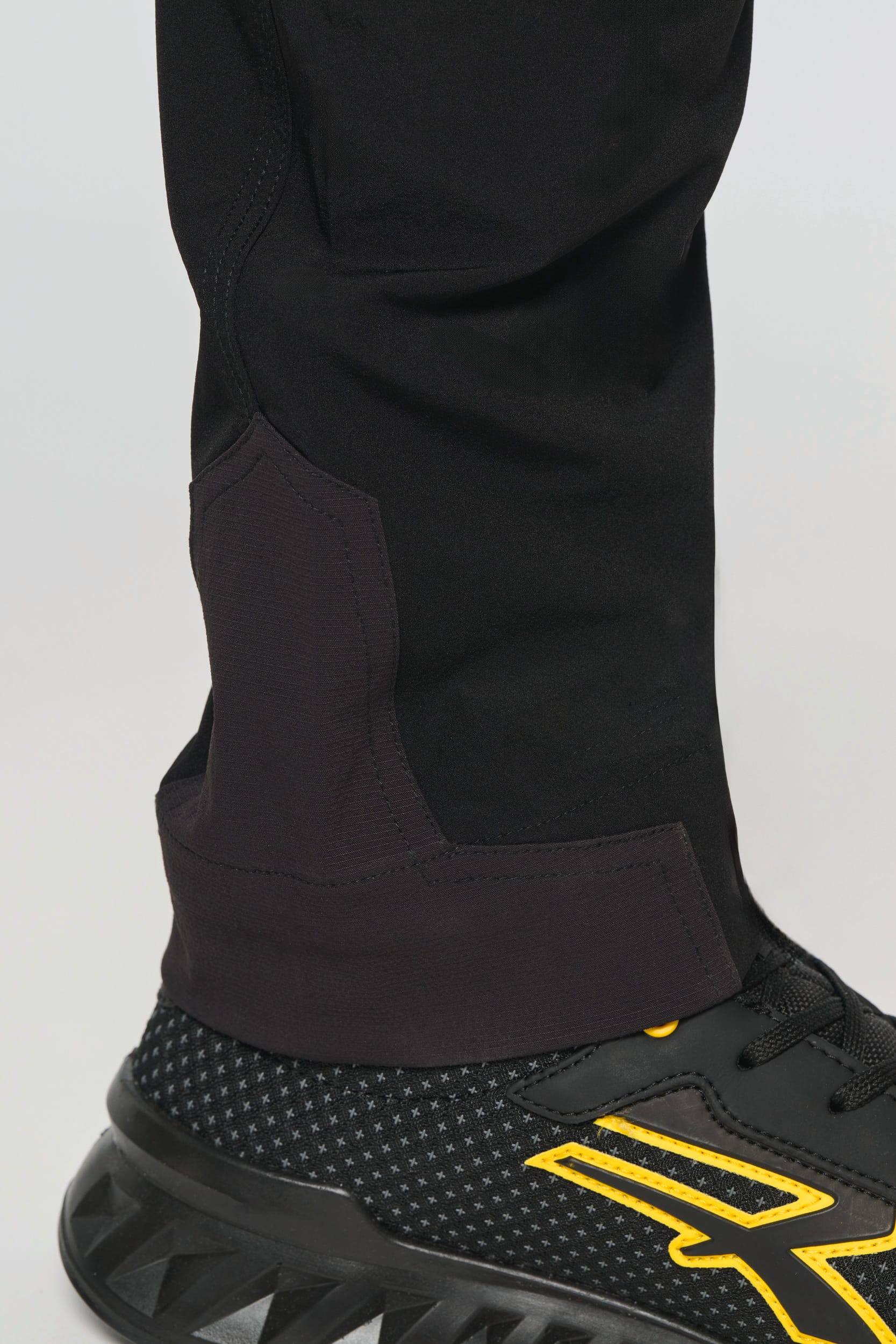 Leichte Stretchhose mit mehreren Taschen aus recyceltem Material