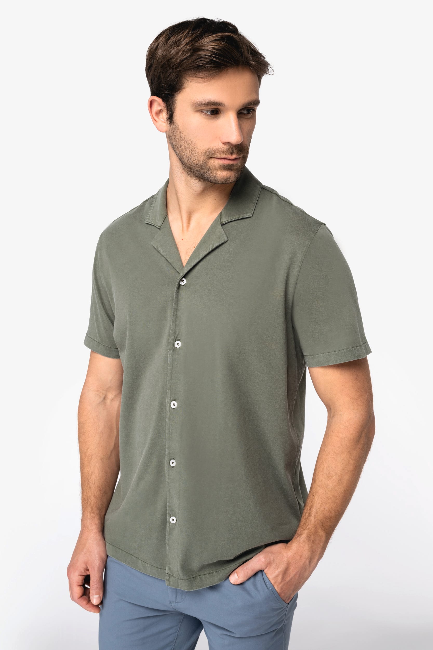 Umweltfreundliches ausgewaschenes Jersey-Herrenhemd mit kurzen Ärmeln und Bowling-Kragen