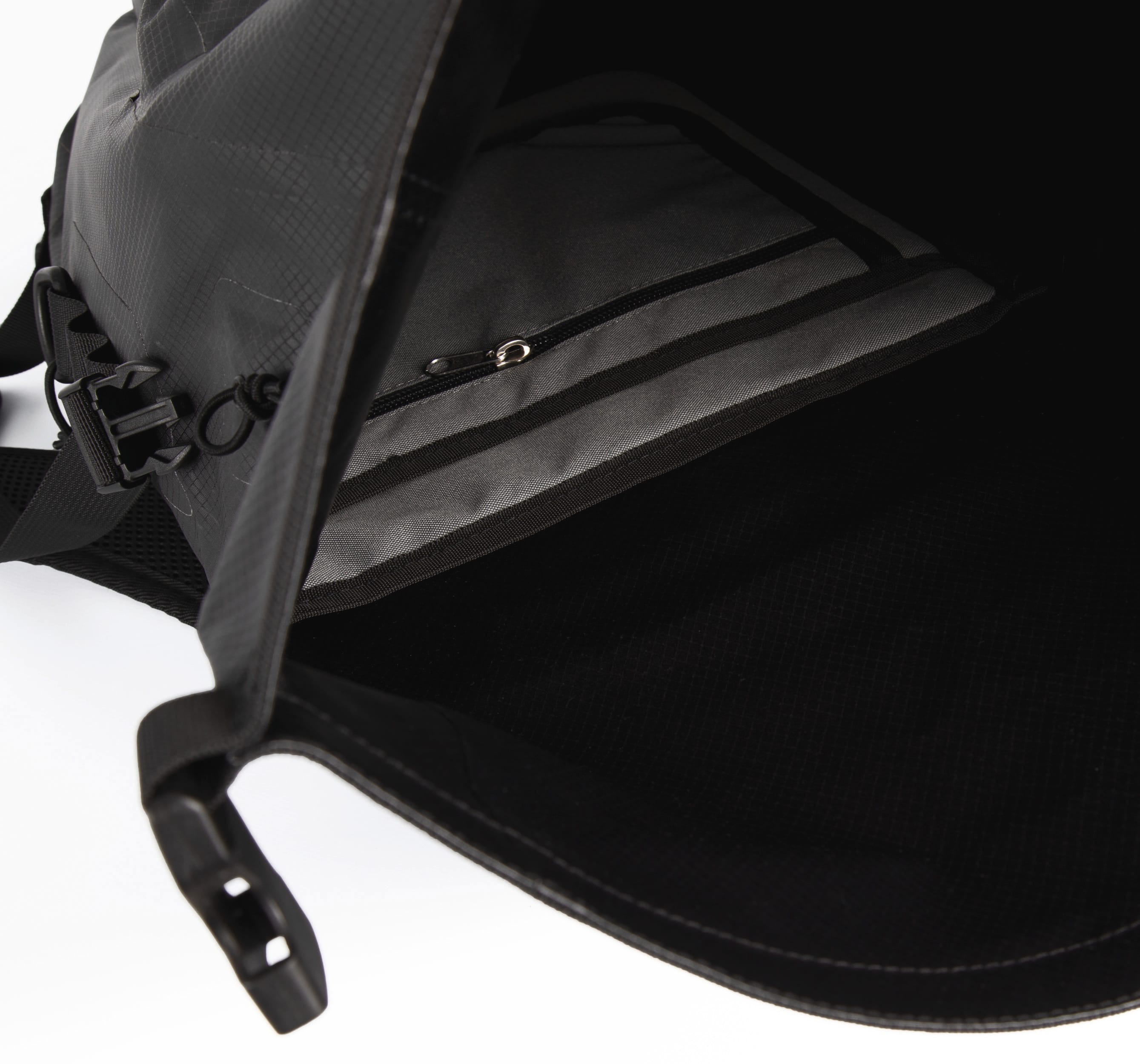 Wasserabweisender Rucksack mit Helmfach