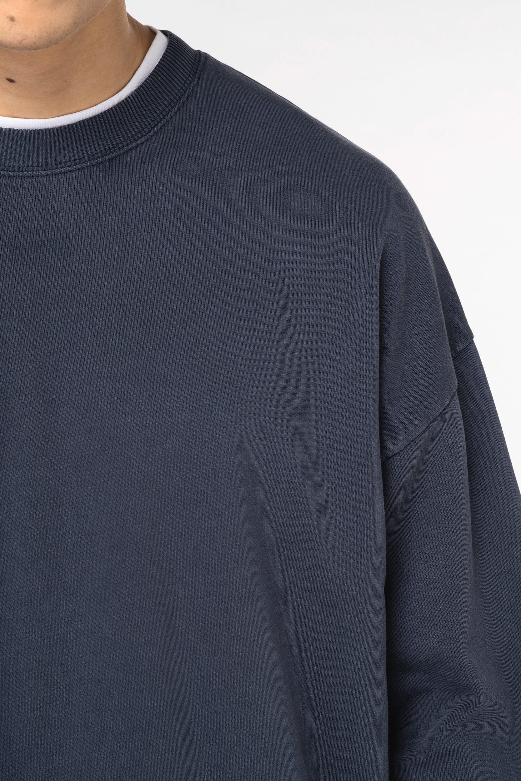 Ausgewaschenes umweltfreundliches Oversize Unisex-Sweatshirt mit Rundhalsausschnitt Ausgewaschenes umweltfreundliches Oversize Unisex-Sweatshirt mit Rundhalsausschnitt