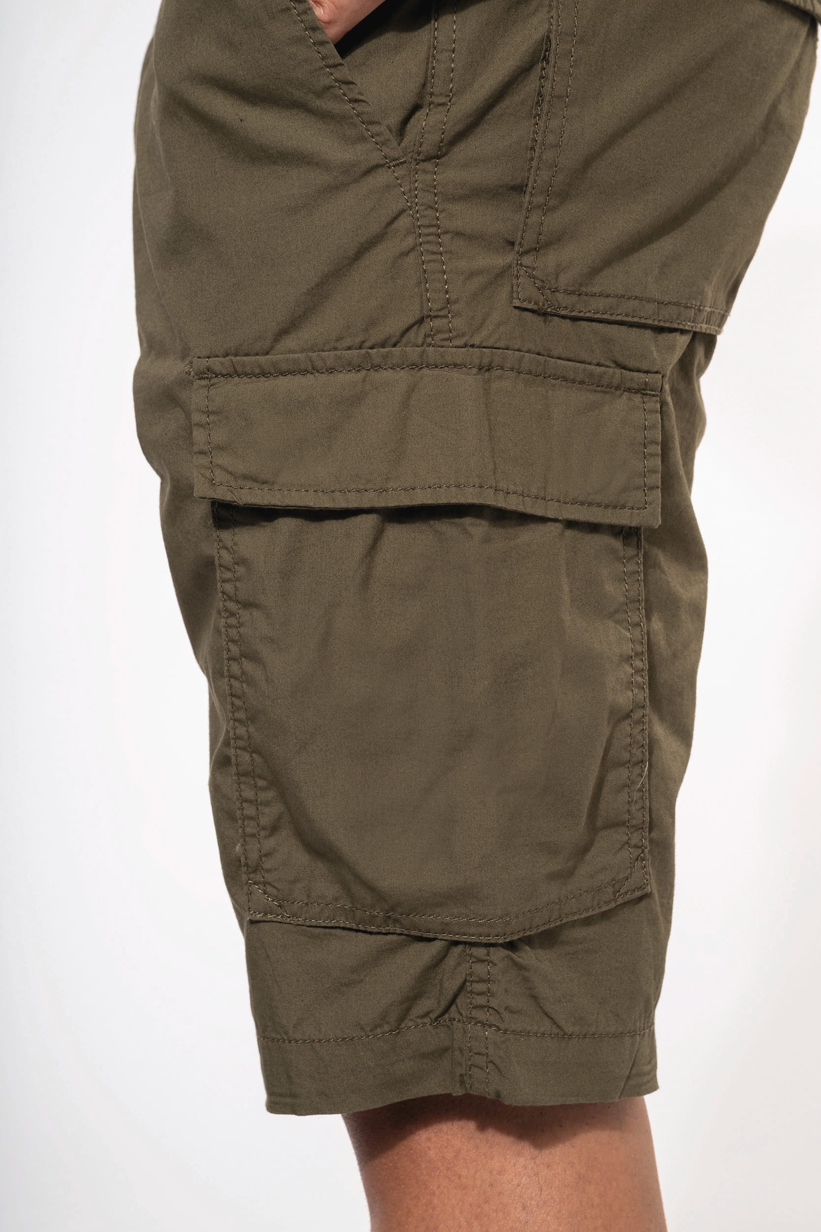 Leichte Bermuda-Shorts für Herren mit mehreren Taschen