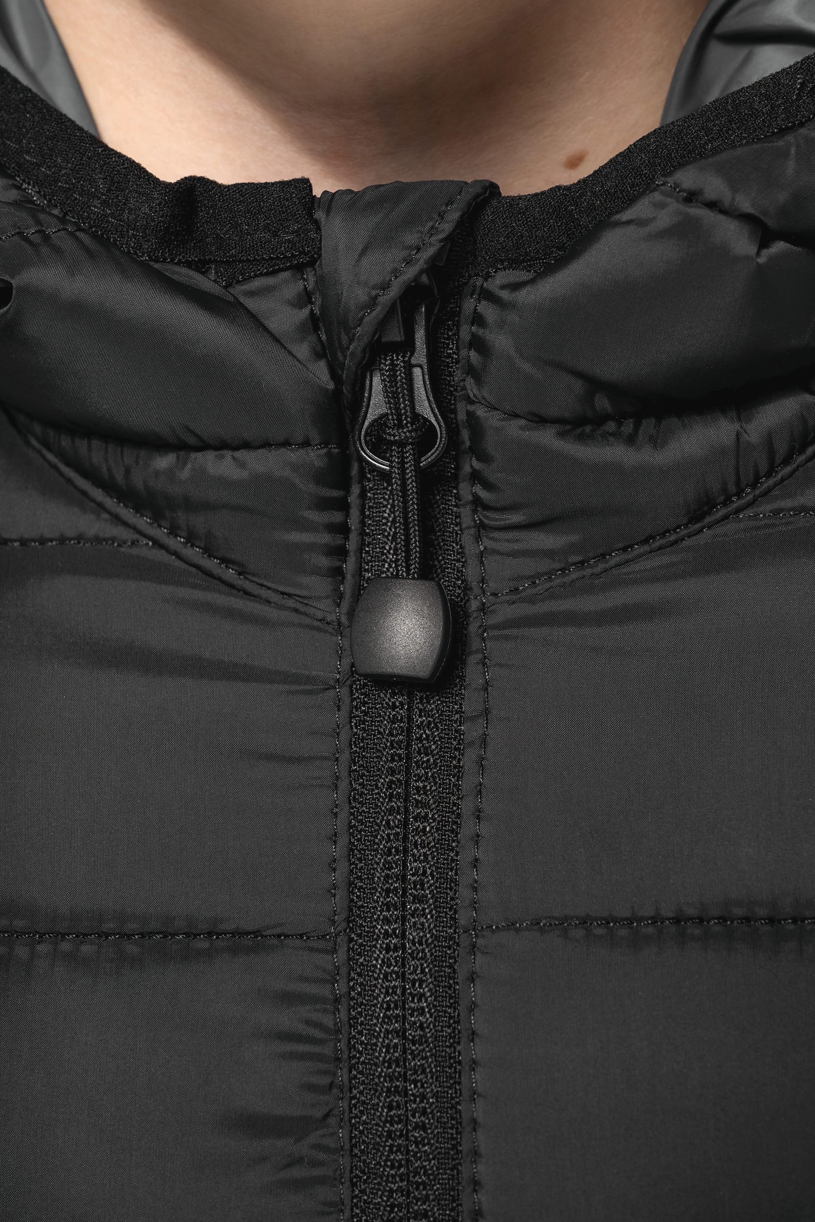 Leichte Steppjacke mit Kapuze