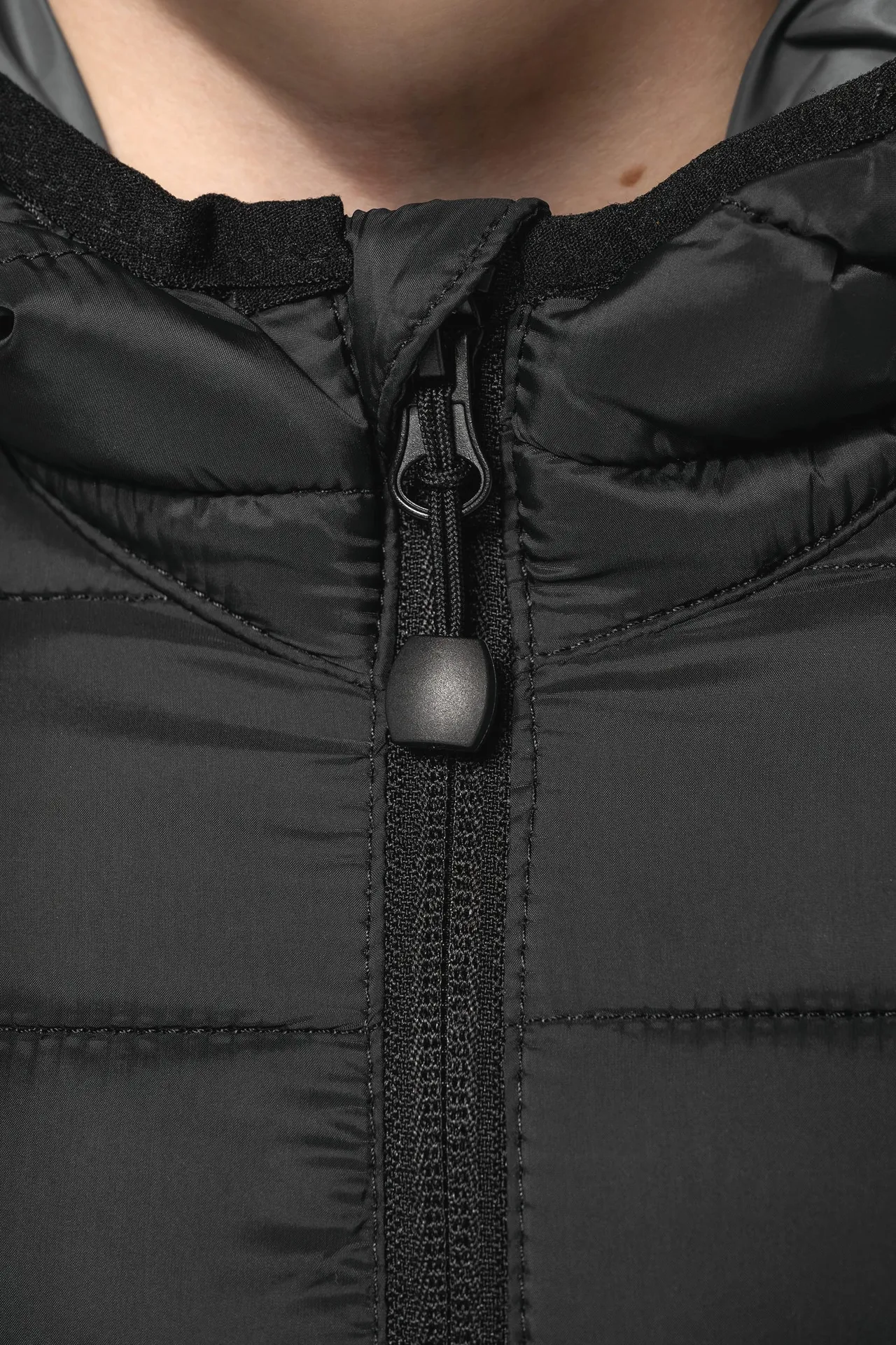 Leichte Steppjacke mit Kapuze