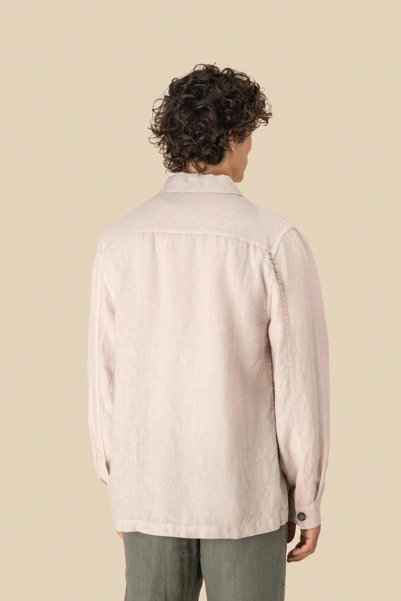 Ausgewaschene Herrenhemdjacke aus Leinen