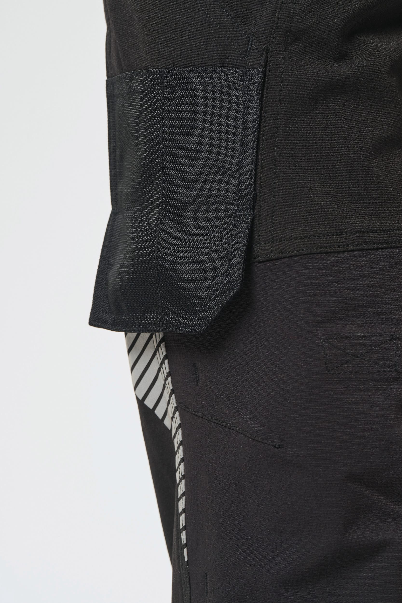 Recycelte Stretchhose mit mehreren Taschen