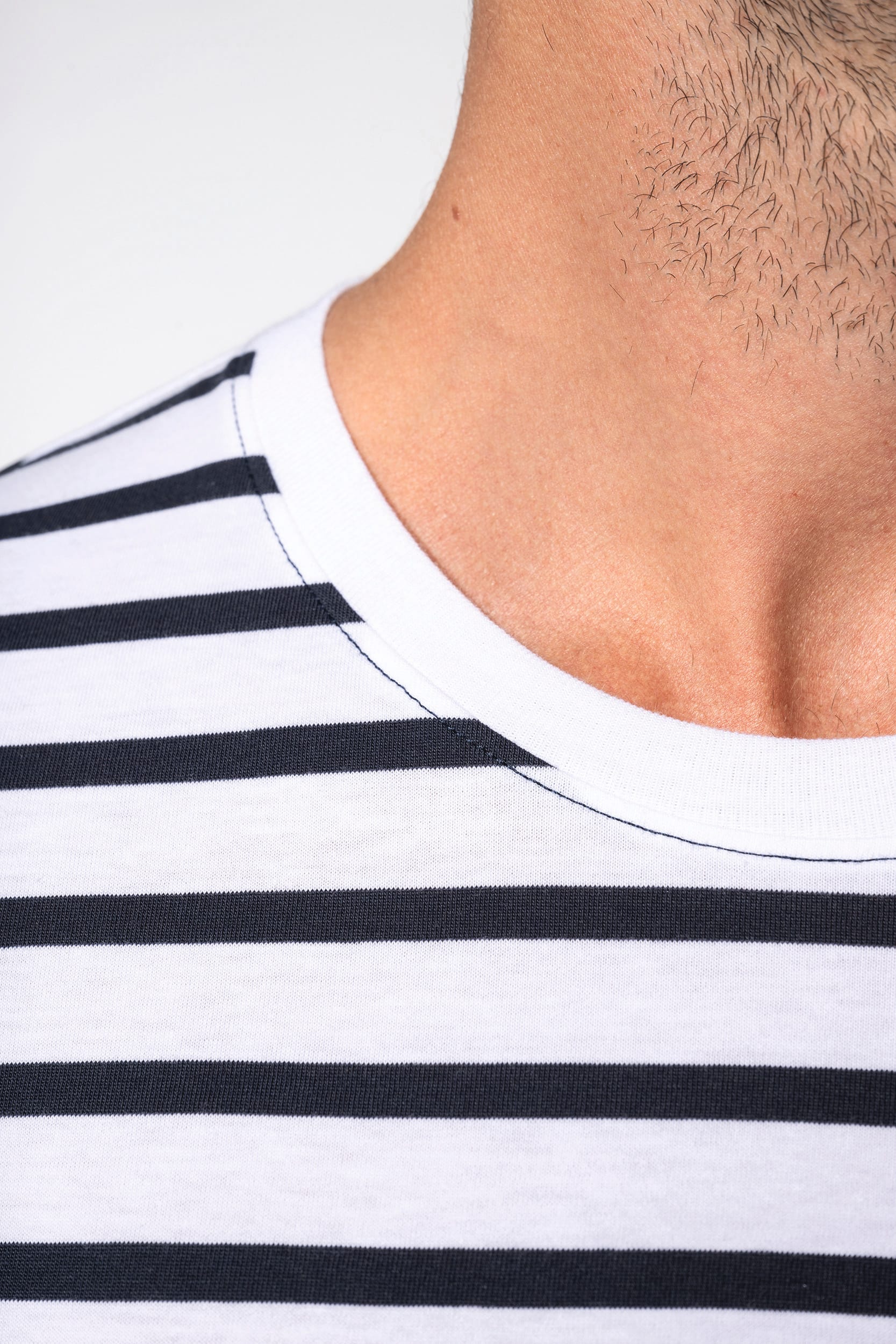 Gestreiftes Kurzarm-T-Shirt im Marine-Stil mit Tasche