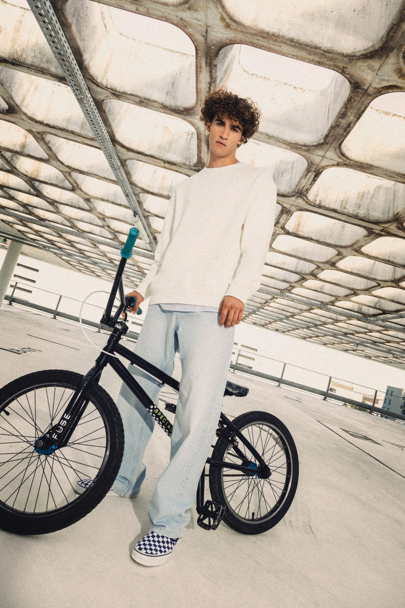 Umweltfreundliches Unisex Sweatshirt mit Rundhalsausschnitt und hängenden Schultern aus French Terry