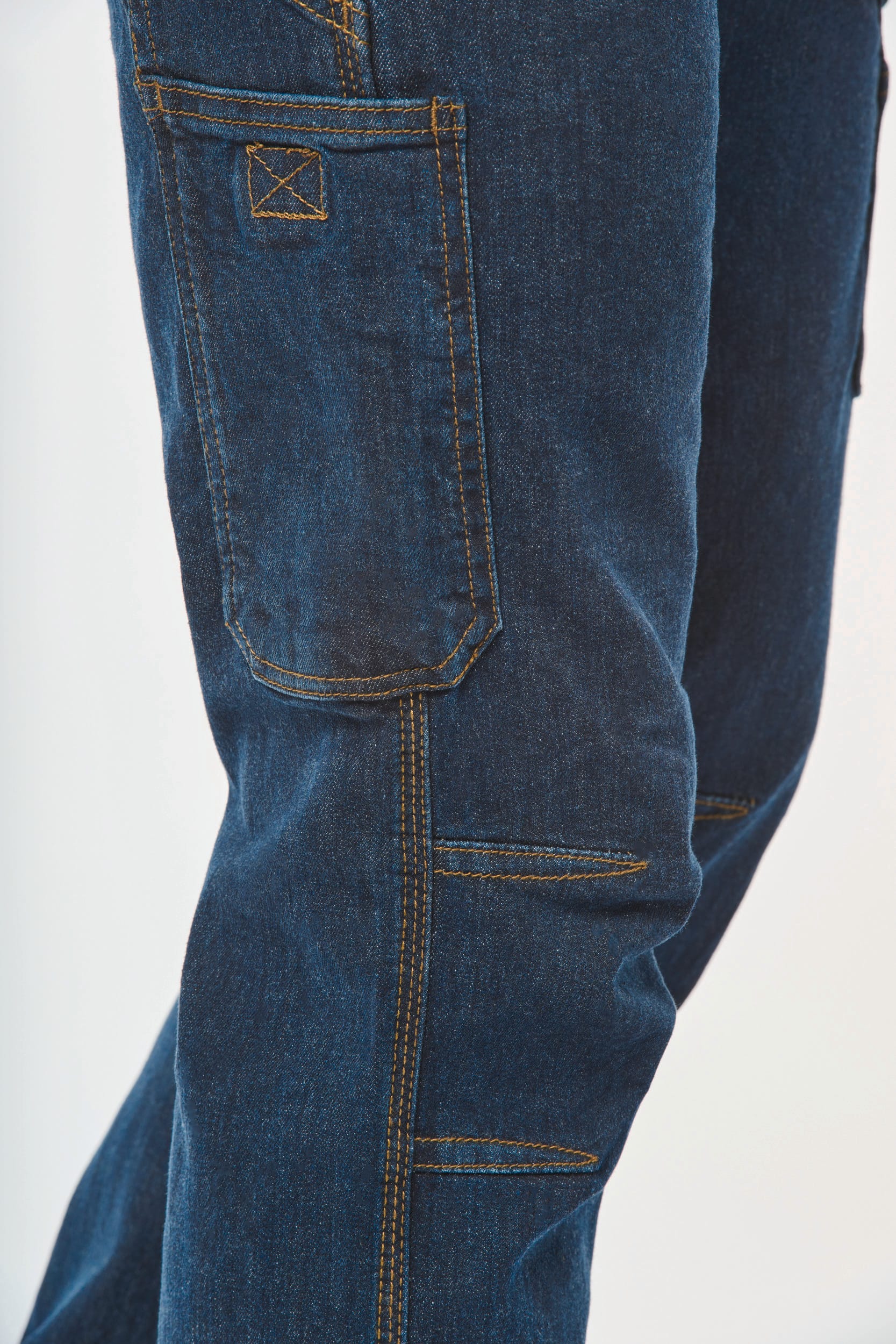 Denim-Herrenhose mit mehreren Taschen Denim-Herrenhose mit mehreren Taschen