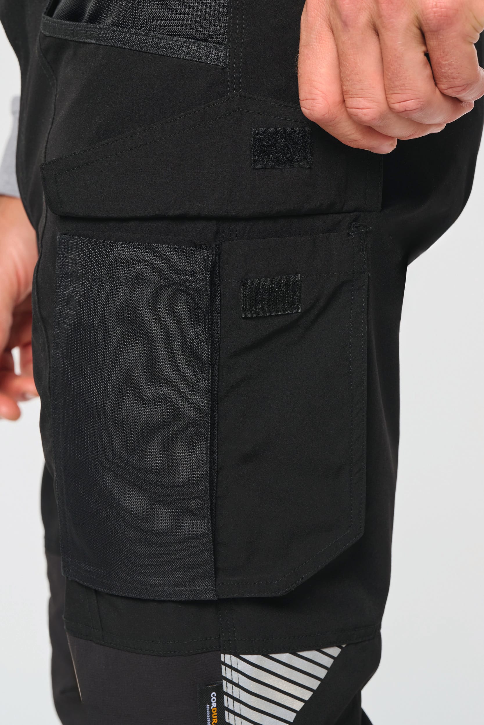 Leichte Stretchhose mit mehreren Taschen aus recyceltem Material