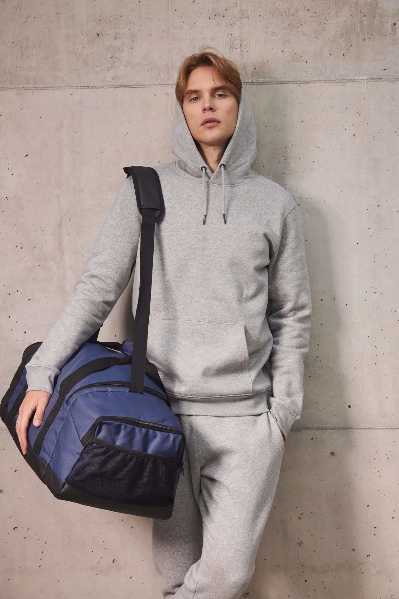 Recycelte Sporttasche mit doppelter Seitentasche