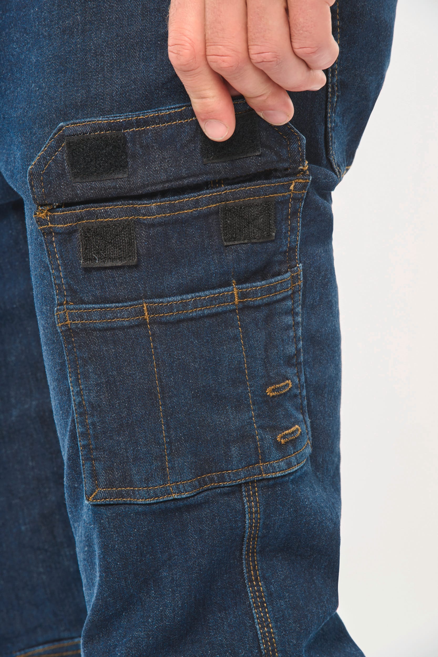 Denim-Herrenhose mit mehreren Taschen Denim-Herrenhose mit mehreren Taschen