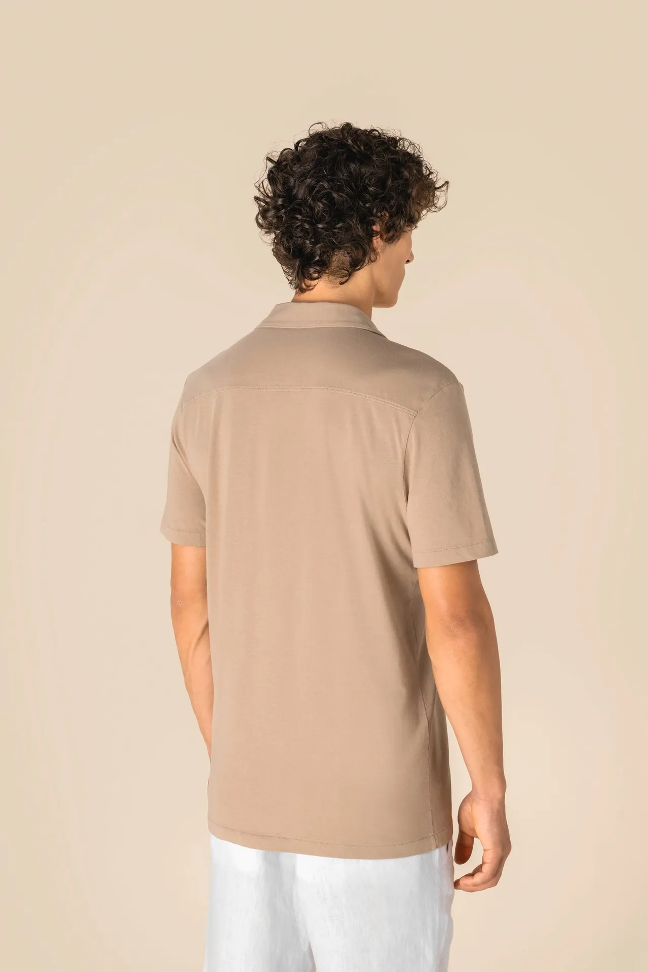 Umweltfreundliches ausgewaschenes Jersey-Herrenhemd mit kurzen Ärmeln und Bowling-Kragen