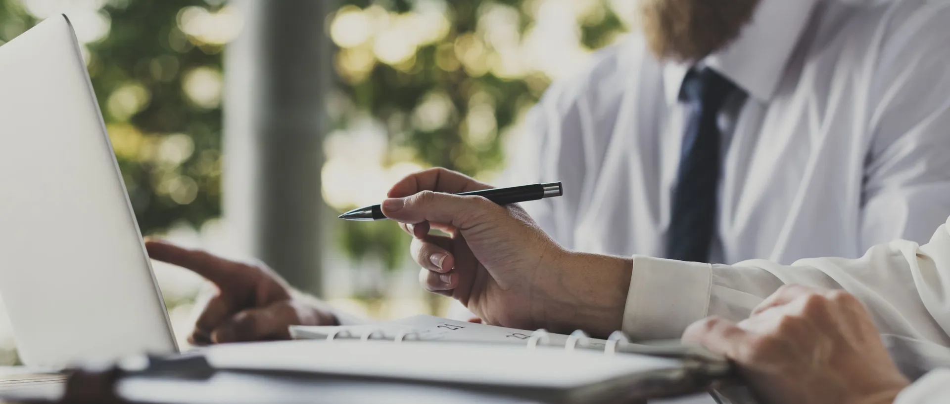 geschaftsleute-die-unter-verwendung-eines-laptops-arbeiten_banner