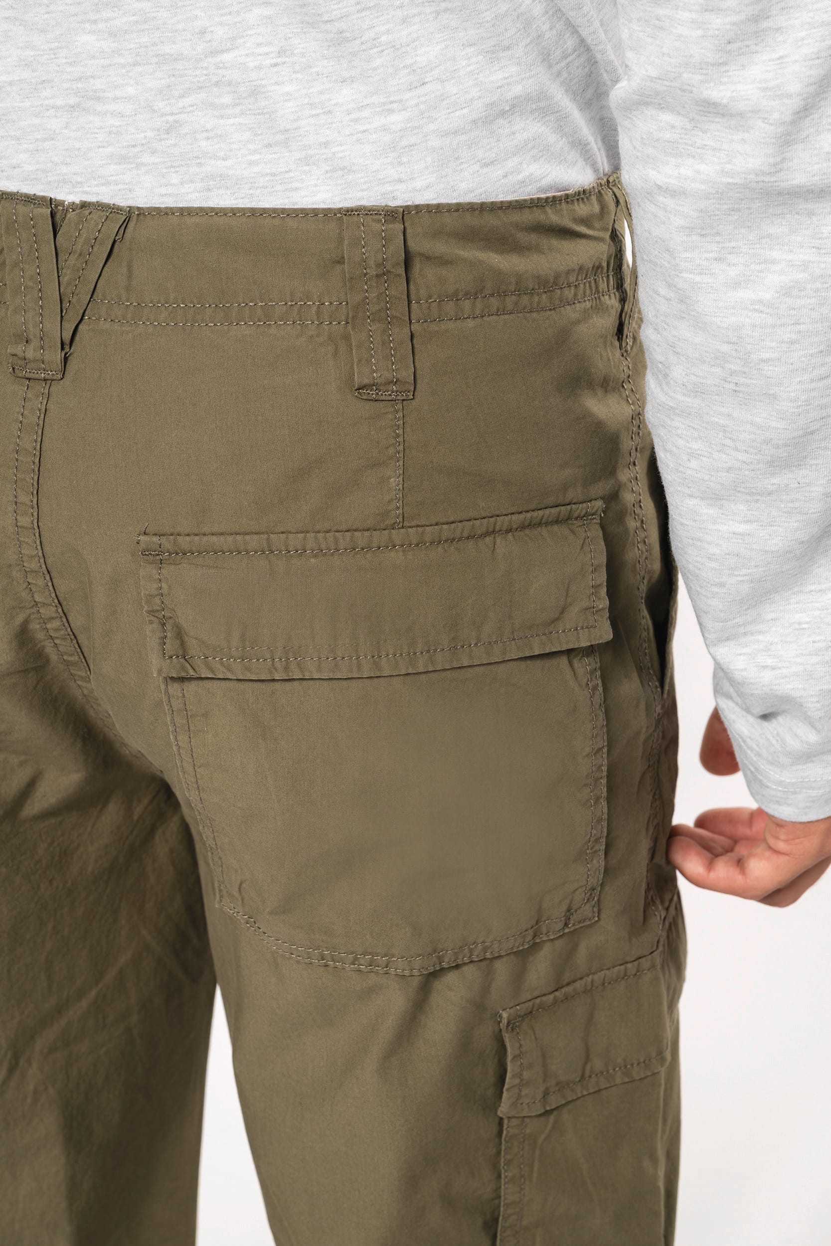 Leichte Herrenhose mit mehreren Taschen