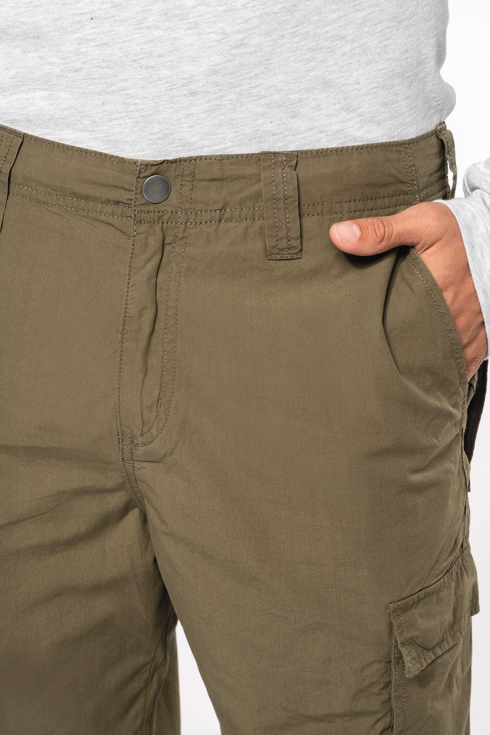 Leichte Herrenhose mit mehreren Taschen