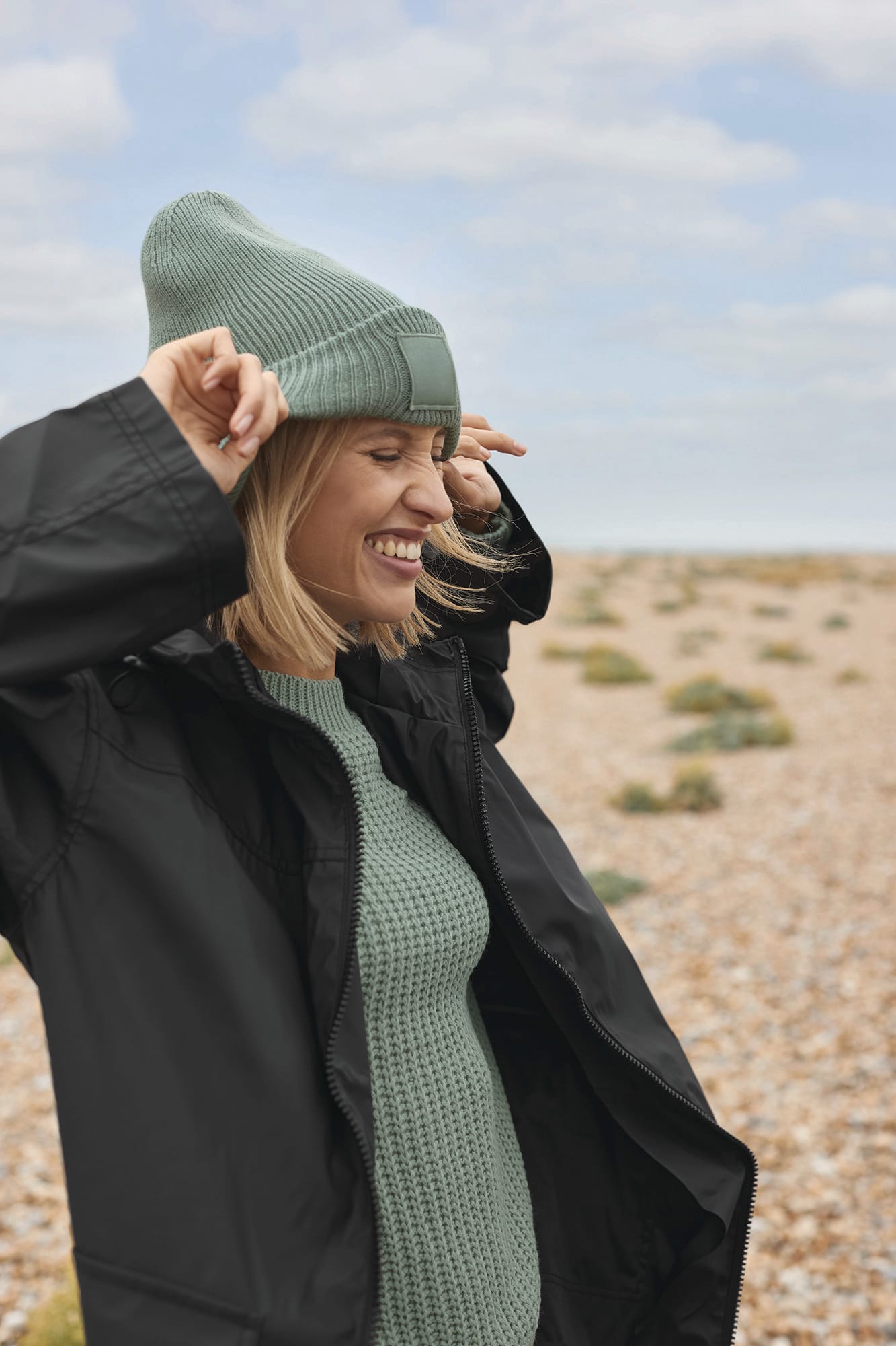 Mütze mit breiter Krempe und Ton-in-Ton-Patch