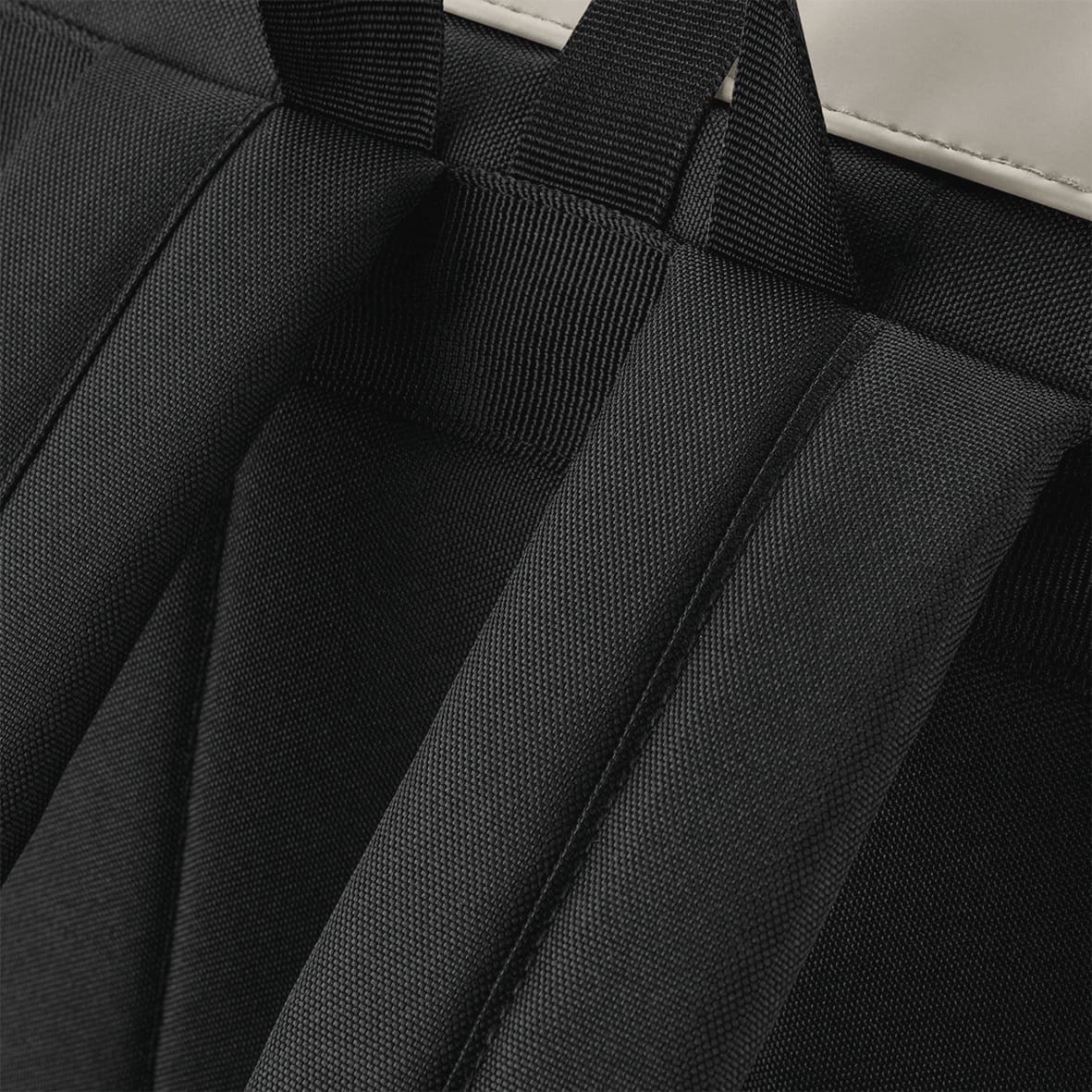 Rucksack mit Roll-Top-Klappe aus mattem Polyurethan