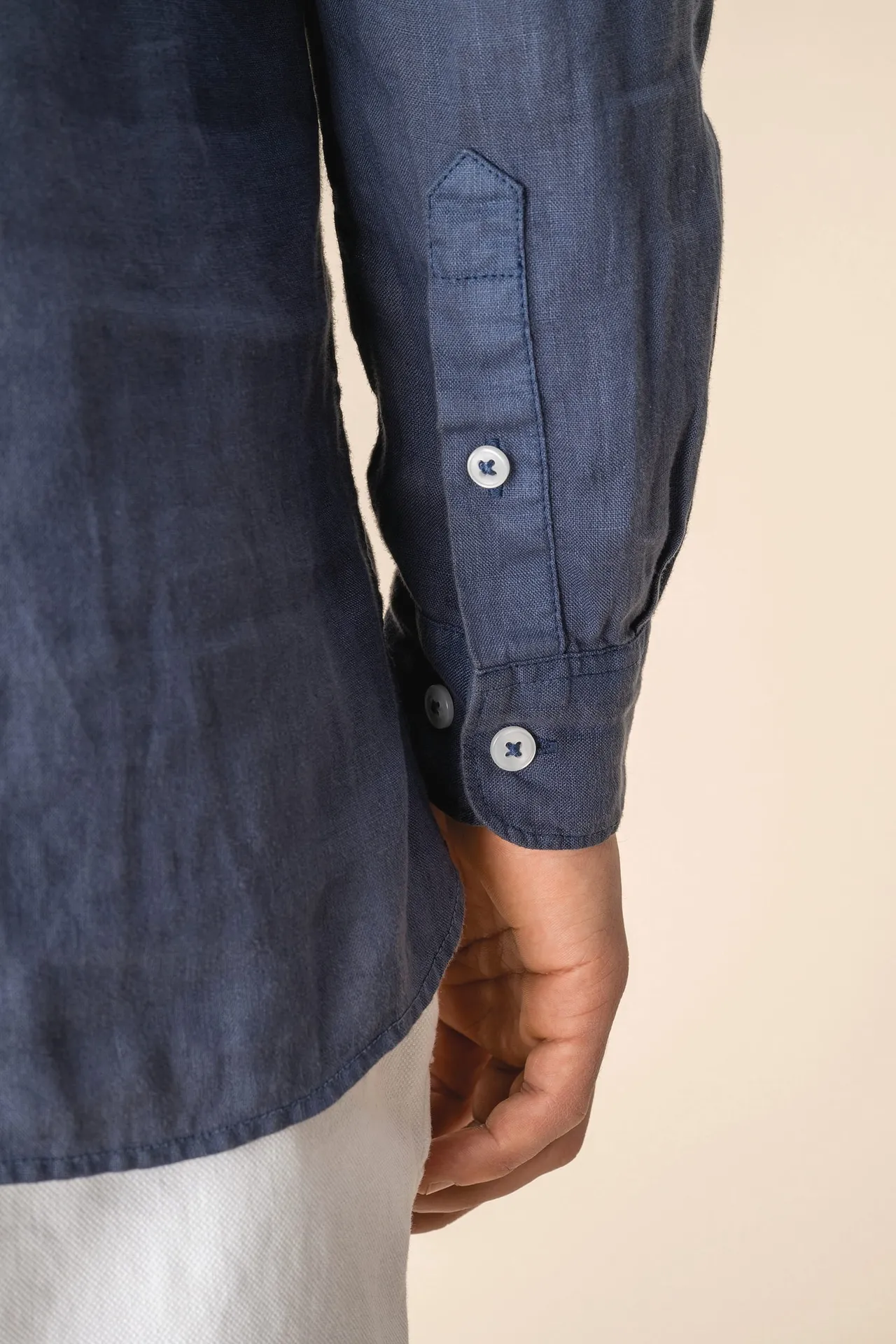 Ausgewaschenes Herren-Hemd aus Leinen mit Maokragen