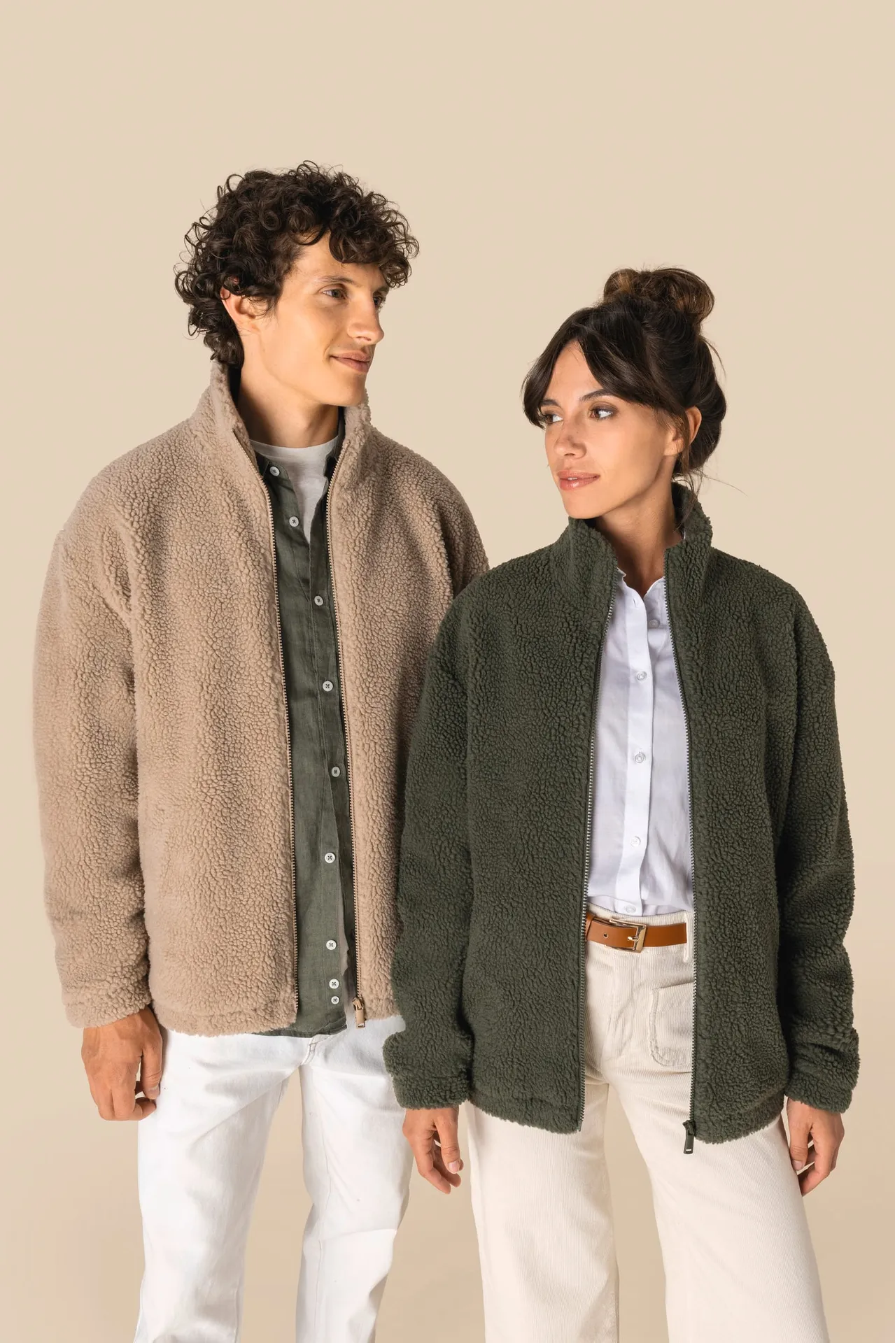 Unisex-Sweatshirt aus Sherpa mit Reißverschluss und überschnittenen Schultern