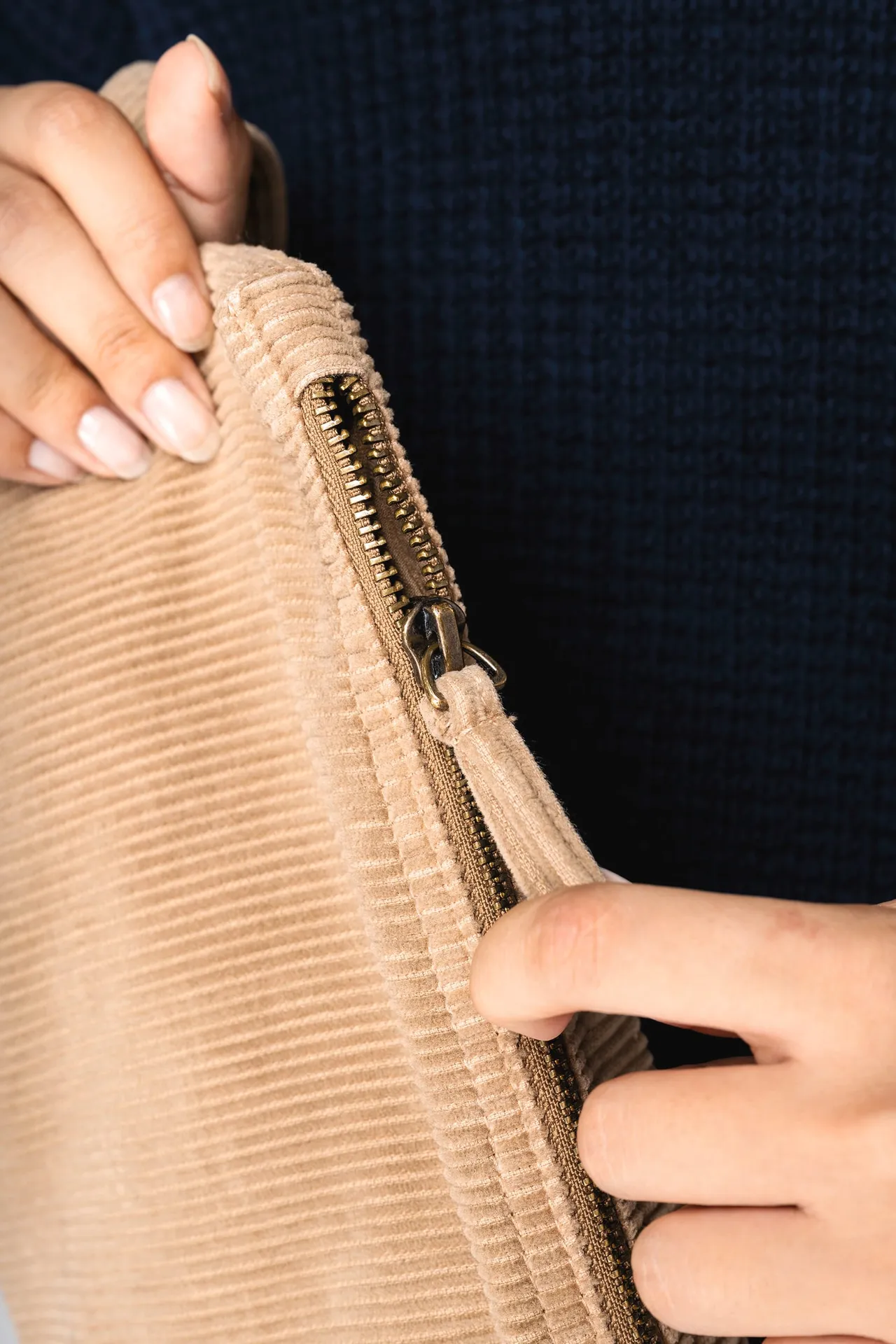 Umweltfreundliche ausgewaschene kleine Tasche aus Kord