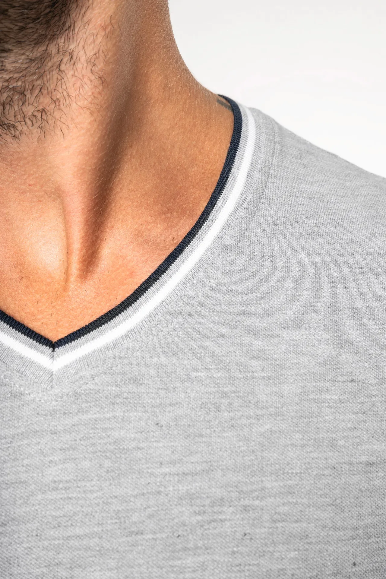 Herren T-Shirt aus Piqué-Trikot mit V-Ausschnitt