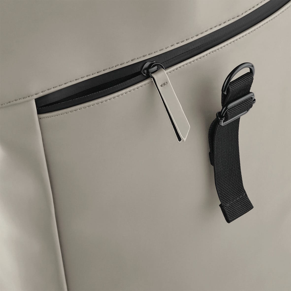 Rucksack mit Roll-Top-Klappe aus mattem Polyurethan