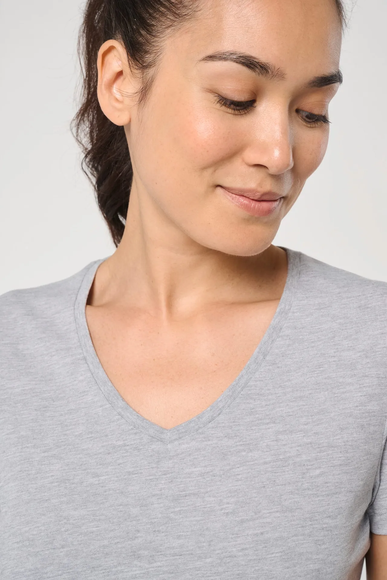 Antibakterielles, umweltfreundliches T-Shirt mit V-Ausschnitt für Damen