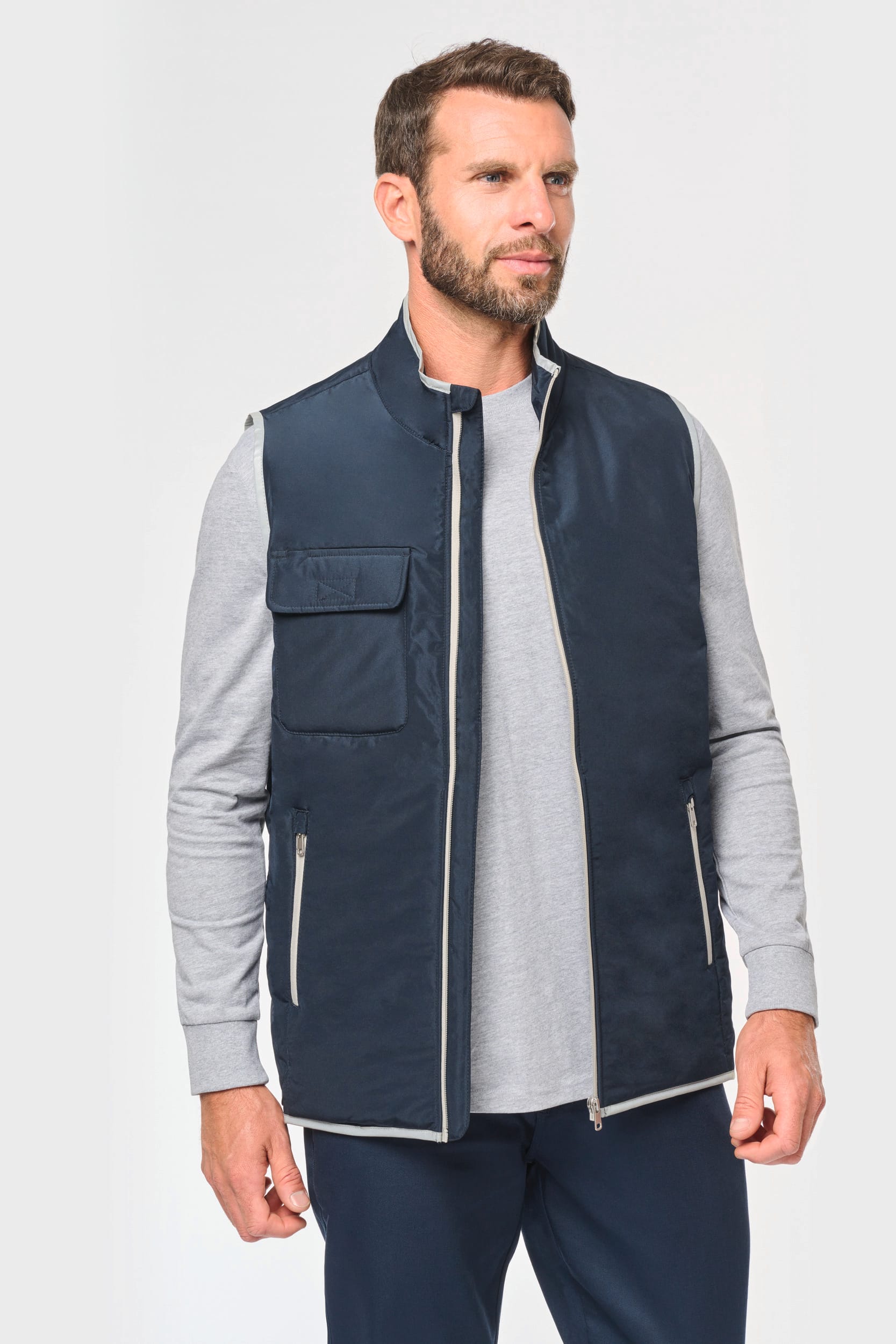 4-lagiger Bodywarmer mit Wärmeisolierung. 4-lagiger Bodywarmer mit Wärmeisolierung.