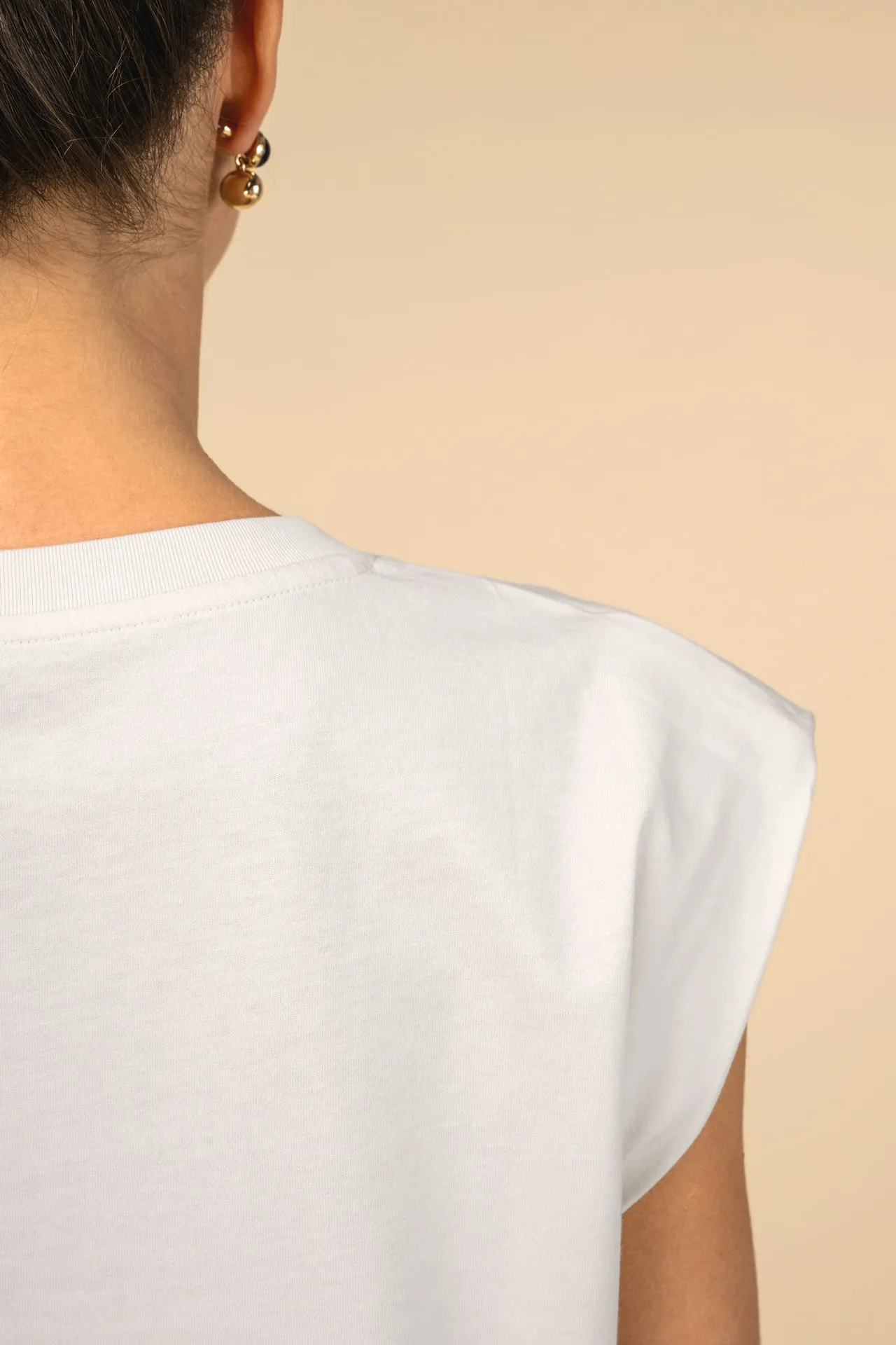 Nachhaltiges ärmelloses Damen-T-Shirt mit Schulterpolstern