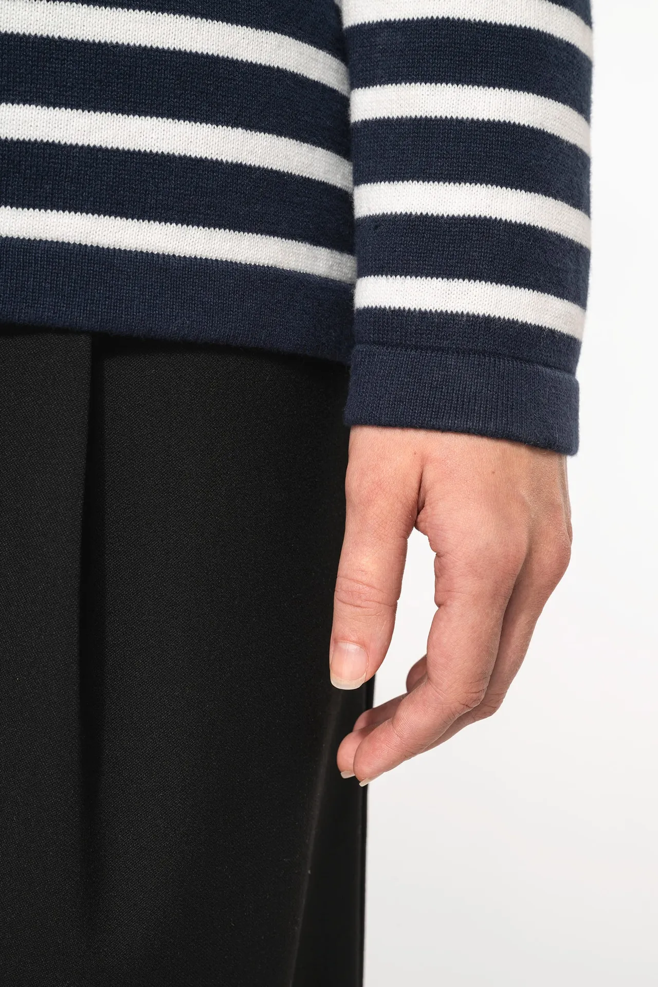 Damenpullover im Marine-Stil