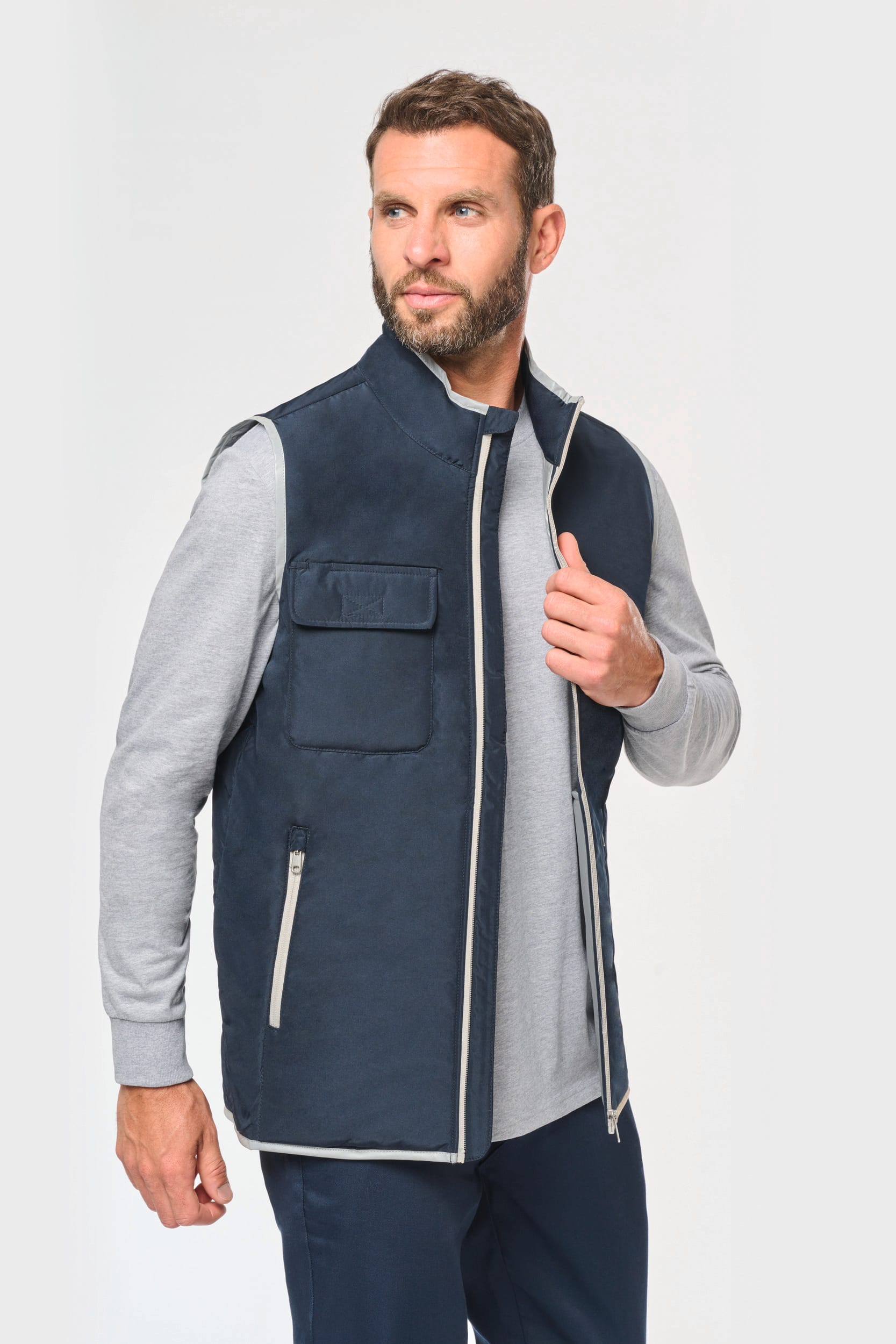 4-lagiger Bodywarmer mit Wärmeisolierung. 4-lagiger Bodywarmer mit Wärmeisolierung.