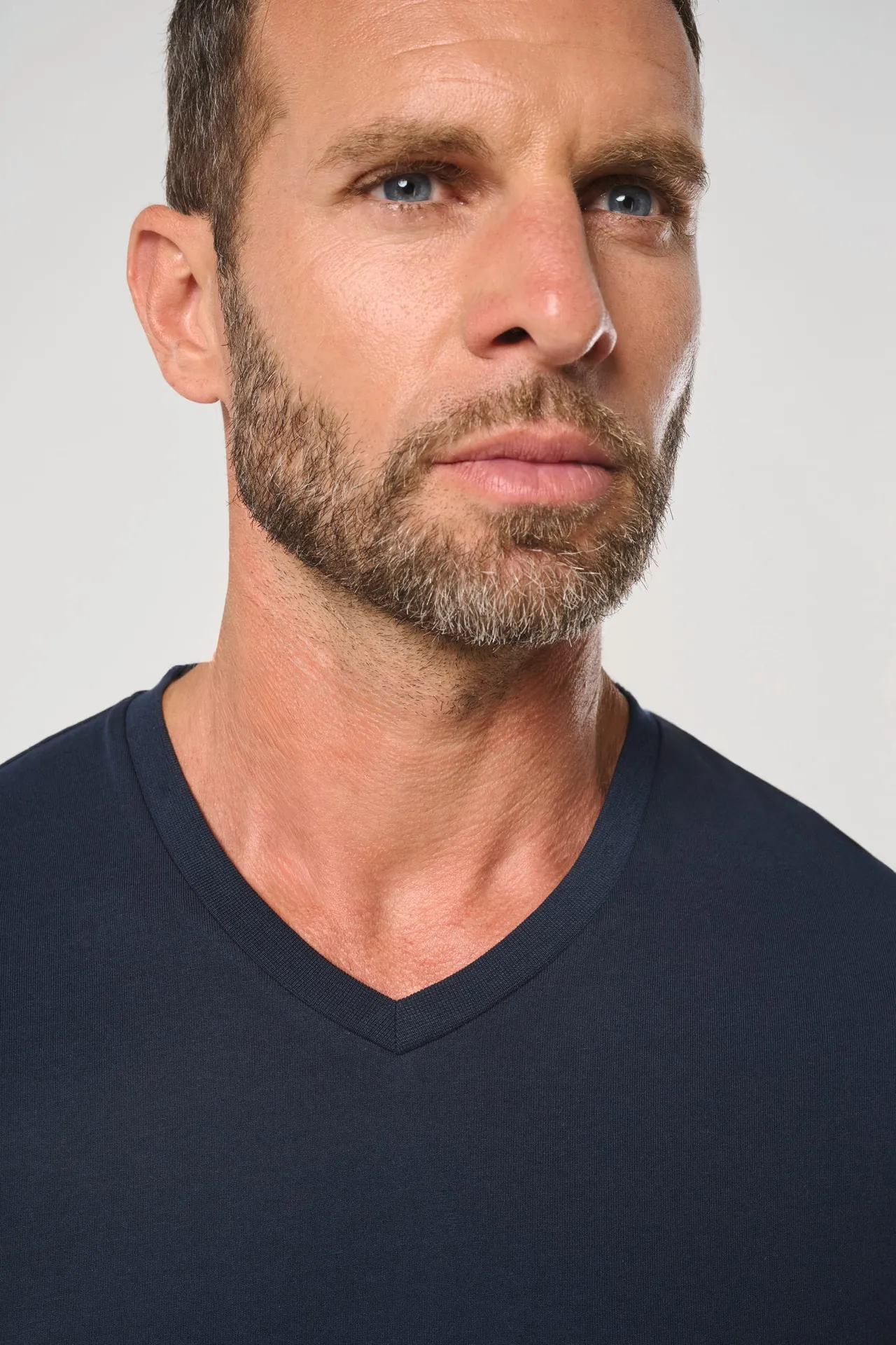 Antibakterielles, umweltfreundliches T-Shirt mit V-Ausschnitt für Herren