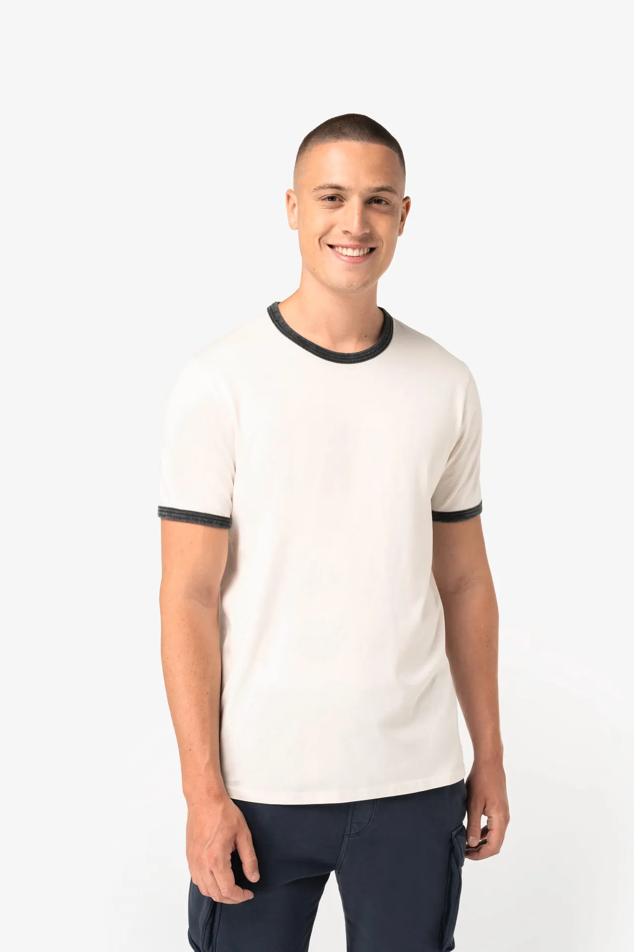 Umweltfreundliches Ringer-T-Shirt mit kontrastierenden Kanten und verwaschenem Effekt für Herren