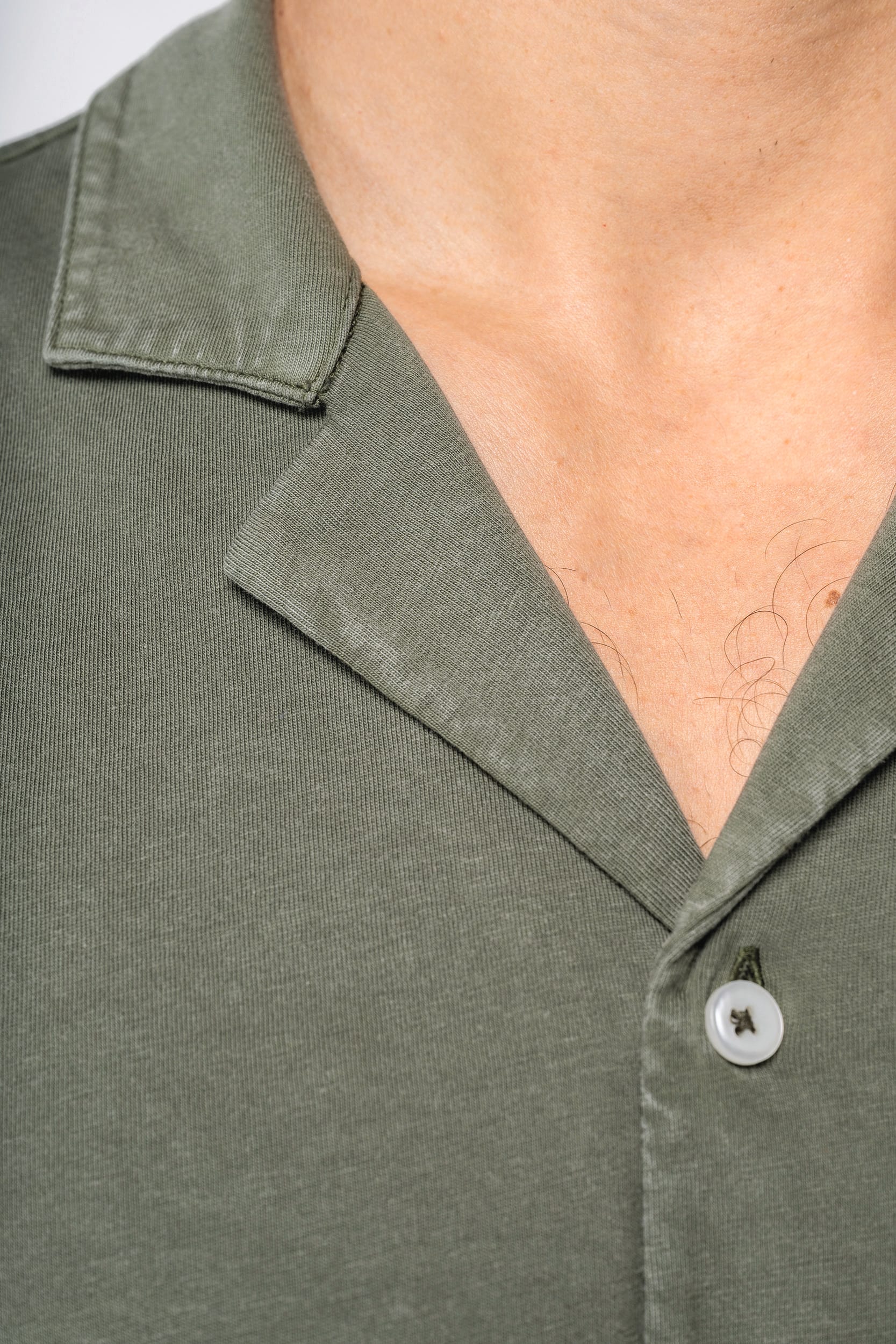 Umweltfreundliches ausgewaschenes Jersey-Herrenhemd mit kurzen Ärmeln und Bowling-Kragen