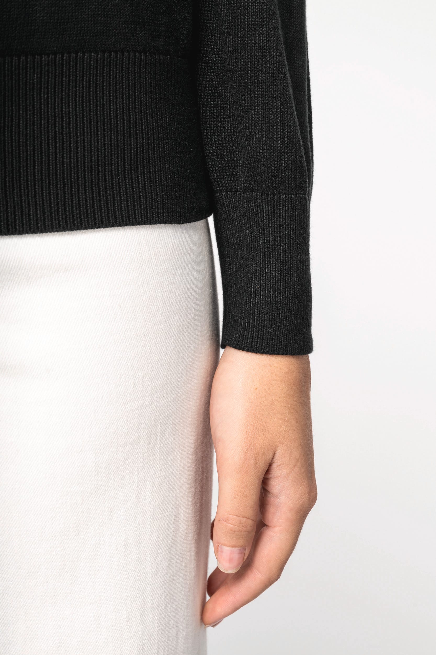 Umweltfreundlicher Damenpullover mit V-Ausschnitt aus Lyocell Umweltfreundlicher Damenpullover mit V-Ausschnitt aus Lyocell