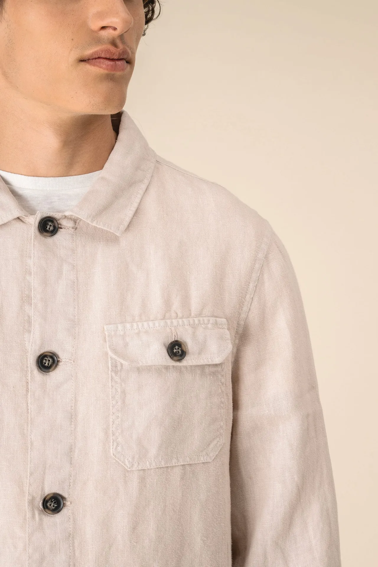 Ausgewaschene Herrenhemdjacke aus Leinen