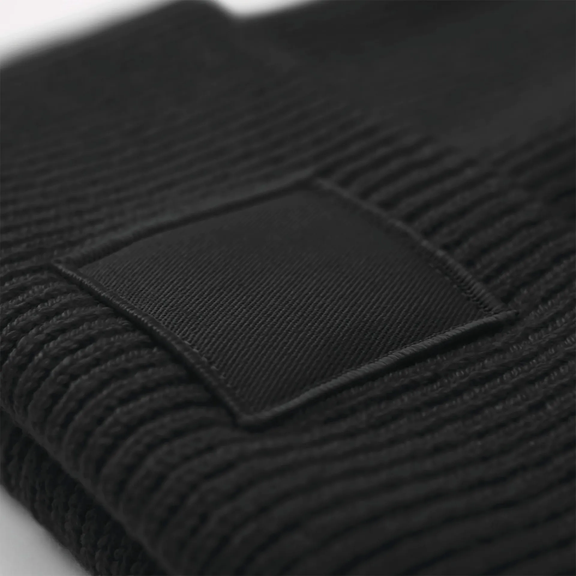 Mütze mit breiter Krempe und Ton-in-Ton-Patch