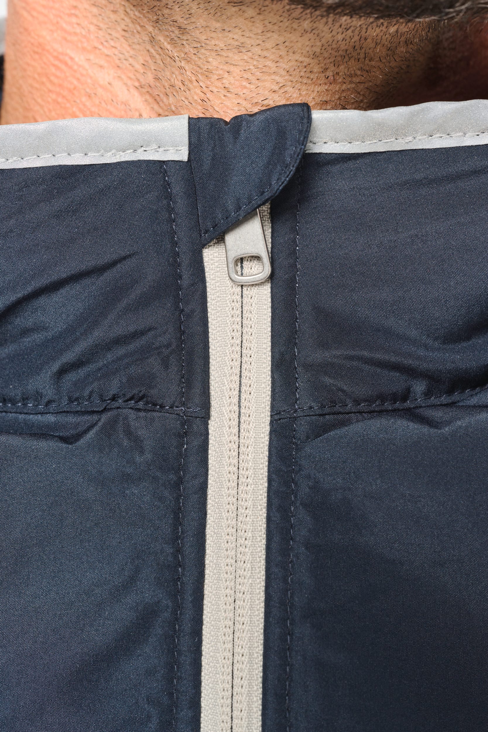 4-lagiger Bodywarmer mit Wärmeisolierung. 4-lagiger Bodywarmer mit Wärmeisolierung.