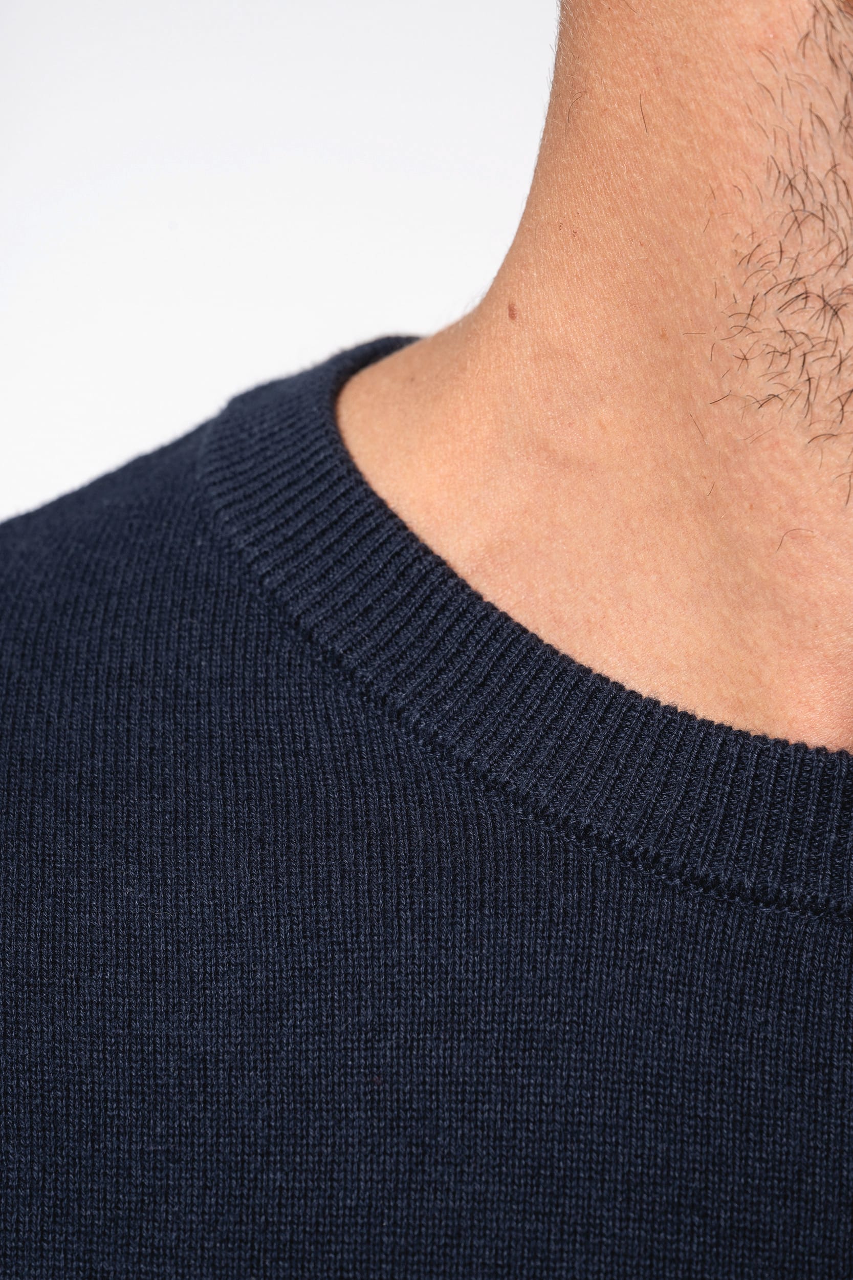 Herrenpullover im Marine-Stil