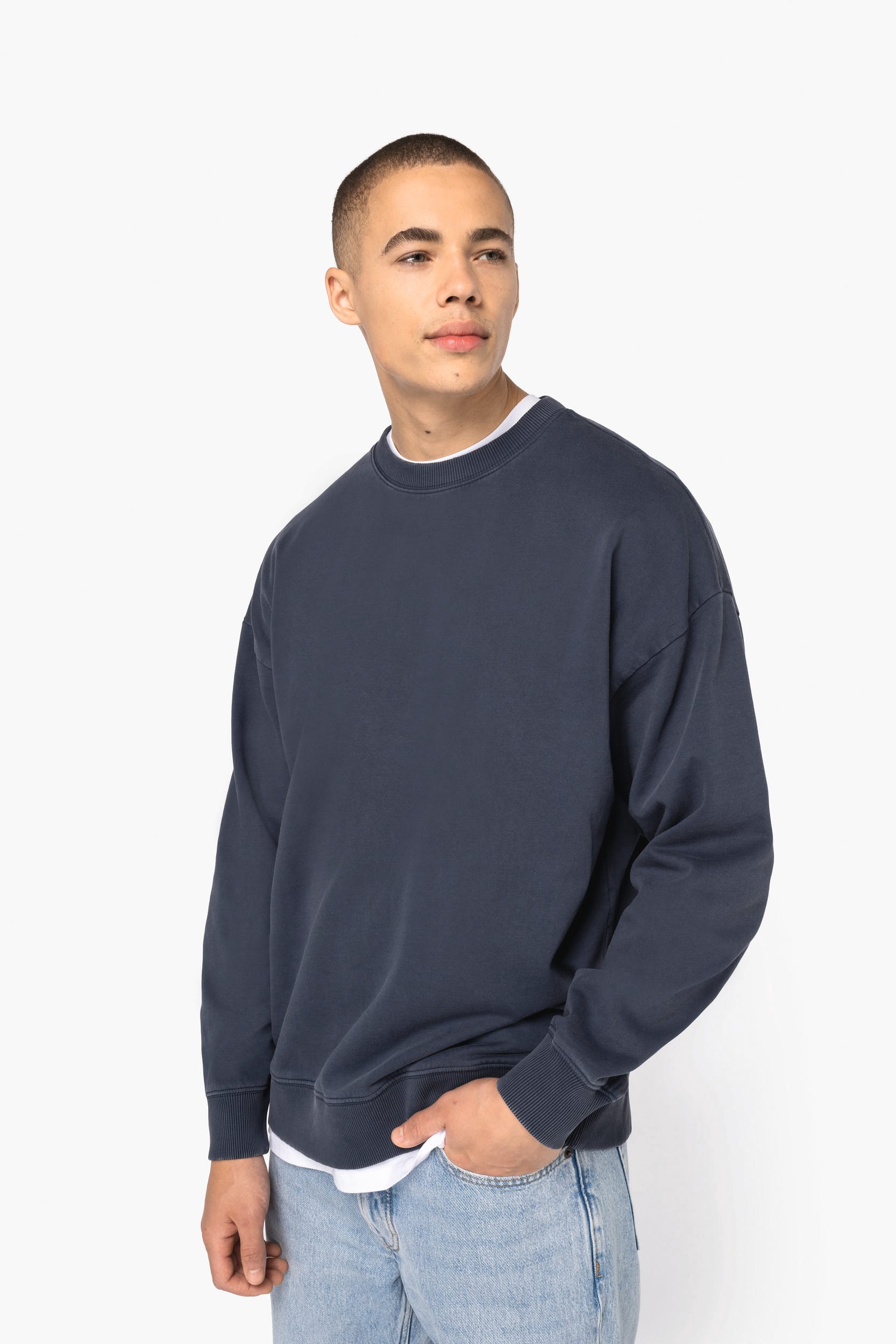 Ausgewaschenes umweltfreundliches Oversize Unisex-Sweatshirt mit Rundhalsausschnitt Ausgewaschenes umweltfreundliches Oversize Unisex-Sweatshirt mit Rundhalsausschnitt