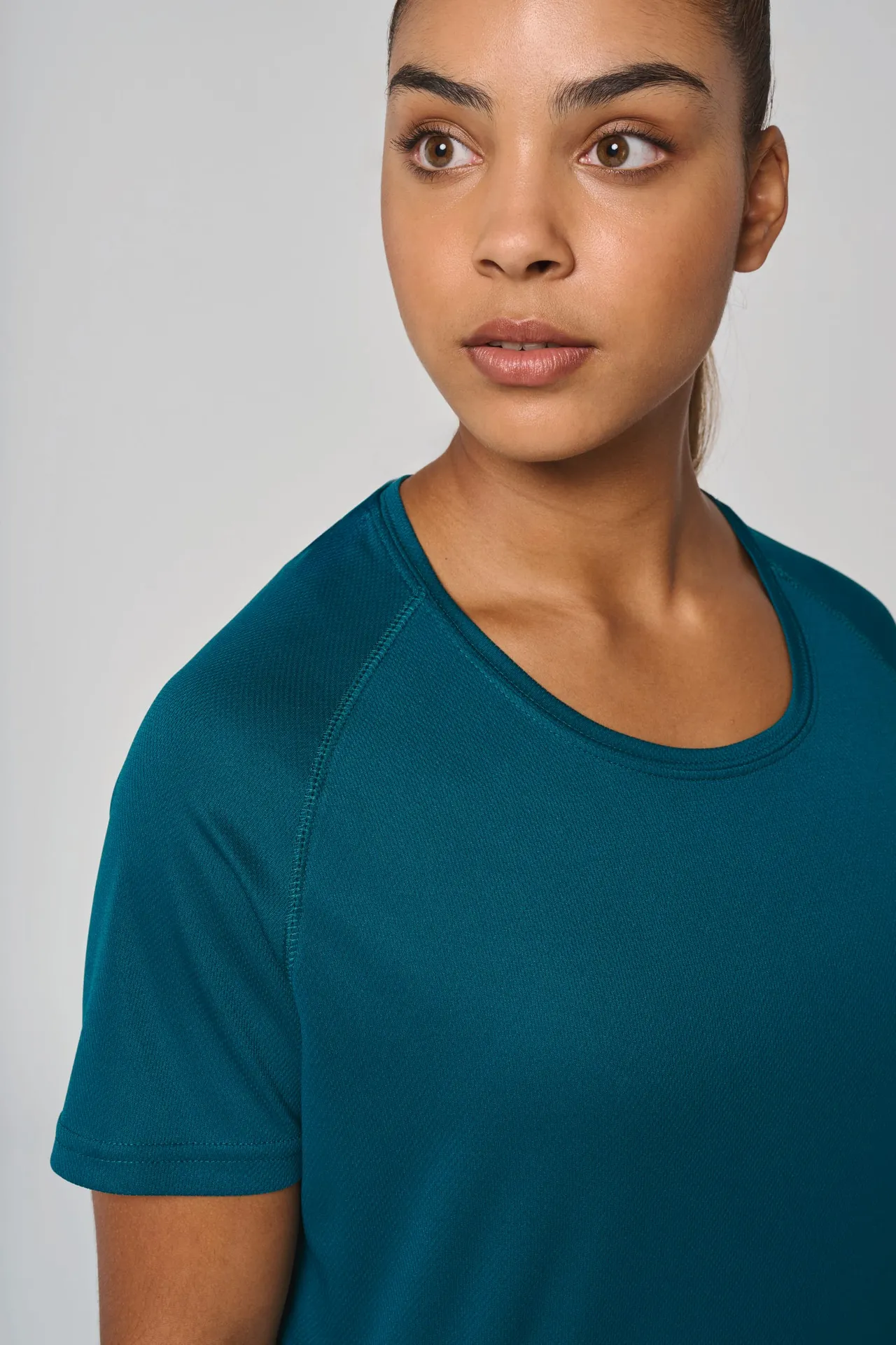 Damen-Sportshirt aus Recyclingmaterial mit Rundhalsausschnitt